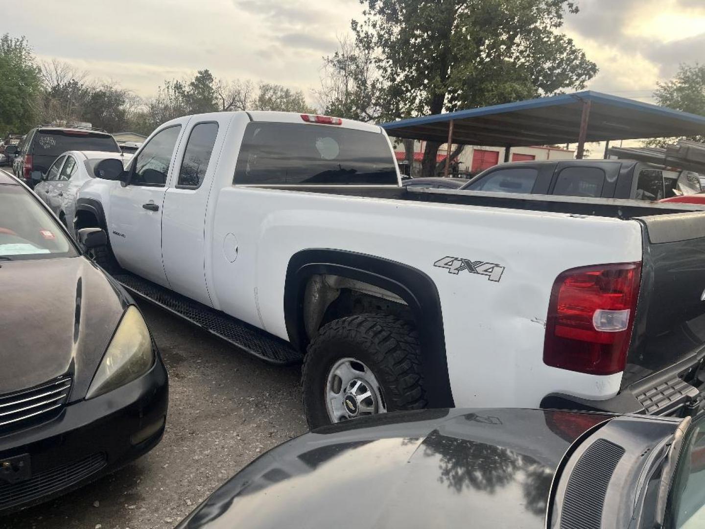 2011 WHITE CHEVROLET SILVERADO 2500HD Work Truck Ext. Cab 4WD (1GC2KVCGXBZ) with an 6.0L V8 OHV 16V FFV engine, AUTOMATIC transmission, located at 2303 West Mt. Houston, Houston, 77038, (281) 507-3956, 29.771597, -95.339569 - Photo#3