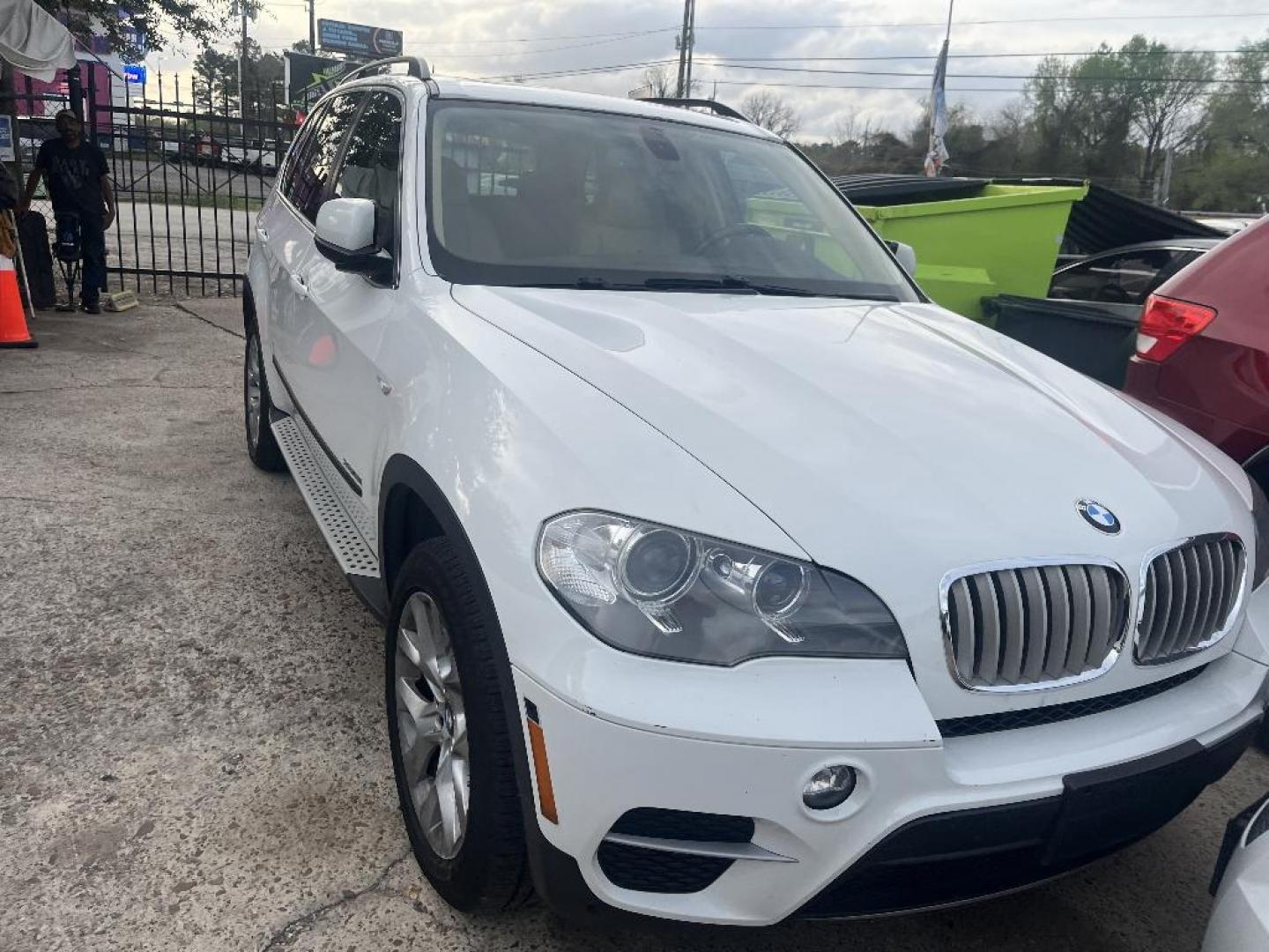 2013 WHITE BMW X5 xDrive35i (5UXZV4C5XD0) with an 3.0L L6 DOHC 24V engine, AUTOMATIC transmission, located at 2303 West Mt. Houston, Houston, 77038, (281) 507-3956, 29.771597, -95.339569 - Photo#2