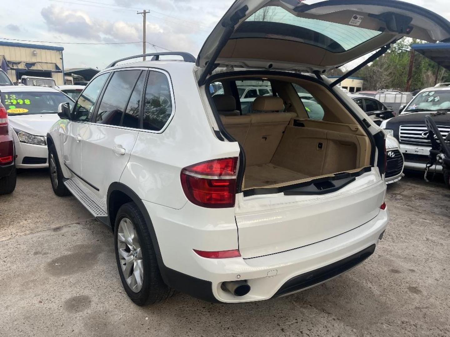 2013 WHITE BMW X5 xDrive35i (5UXZV4C5XD0) with an 3.0L L6 DOHC 24V engine, AUTOMATIC transmission, located at 2303 West Mt. Houston, Houston, 77038, (281) 507-3956, 29.771597, -95.339569 - Photo#3