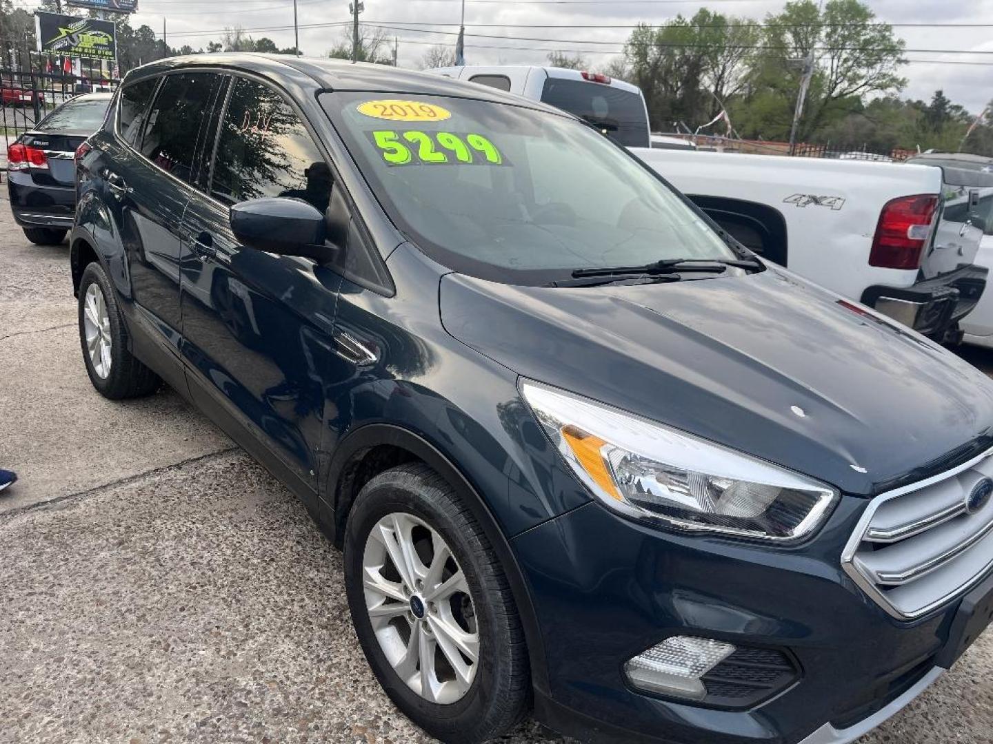 2019 GRAY FORD ESCAPE SE FWD (1FMCU0GD8KU) with an 1.5L L4 DOHC 16V engine, AUTOMATIC transmission, located at 2303 West Mt. Houston, Houston, 77038, (281) 507-3956, 29.771597, -95.339569 - Photo#1