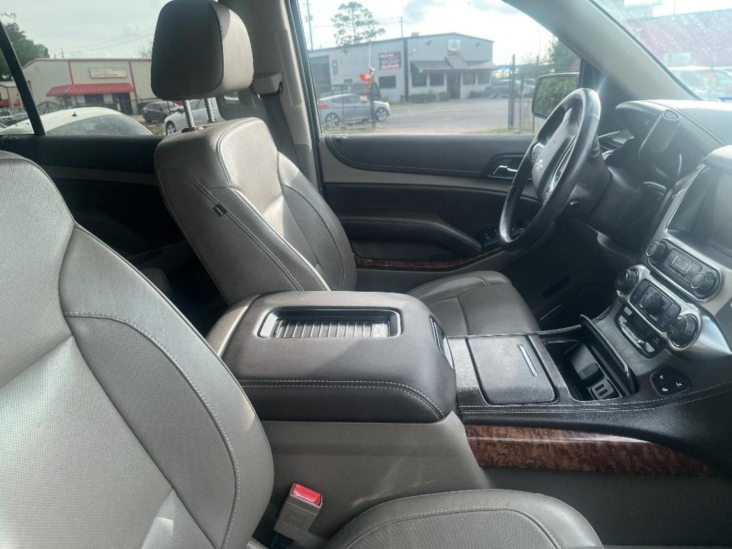 2019 WHITE CHEVROLET SUBURBAN Premier 2WD (1GNSCJKC1KR) with an 5.3L V8 OHV 16V engine, AUTOMATIC transmission, located at 2303 West Mt. Houston, Houston, 77038, (281) 507-3956, 29.771597, -95.339569 - Photo#2