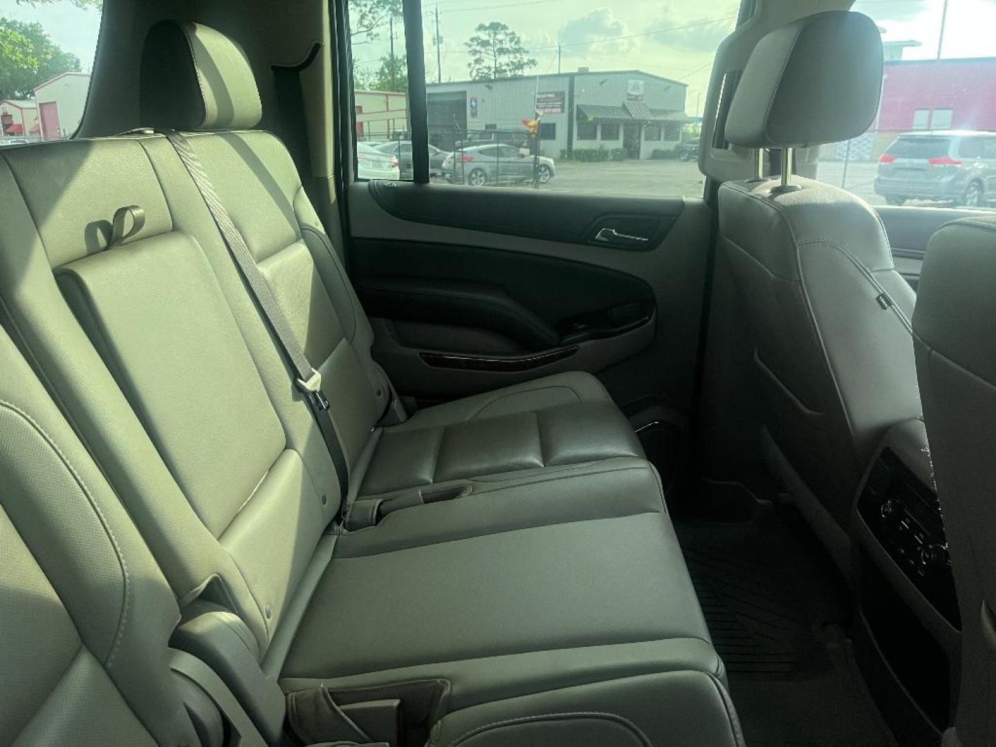 2019 WHITE CHEVROLET SUBURBAN Premier 2WD (1GNSCJKC1KR) with an 5.3L V8 OHV 16V engine, AUTOMATIC transmission, located at 2303 West Mt. Houston, Houston, 77038, (281) 507-3956, 29.771597, -95.339569 - Photo#3