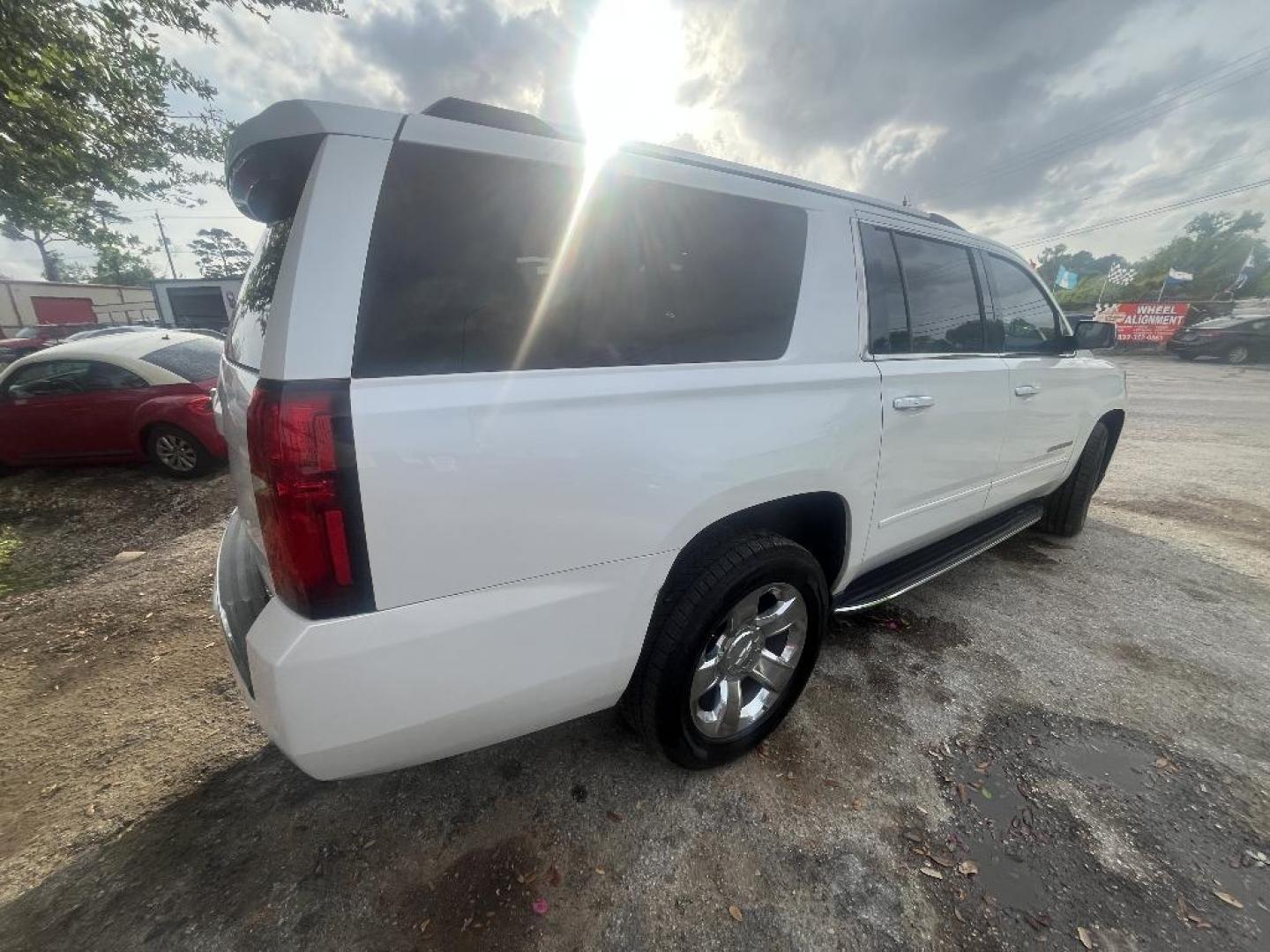 2019 WHITE CHEVROLET SUBURBAN Premier 2WD (1GNSCJKC1KR) with an 5.3L V8 OHV 16V engine, AUTOMATIC transmission, located at 2303 West Mt. Houston, Houston, 77038, (281) 507-3956, 29.771597, -95.339569 - Photo#4