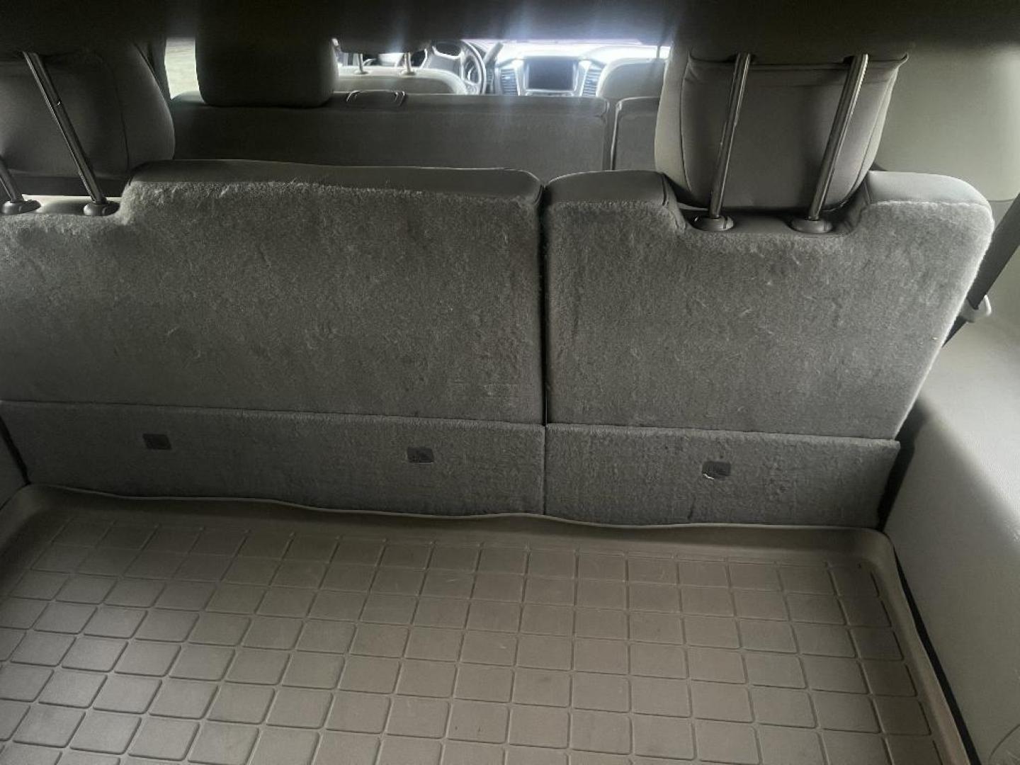 2019 WHITE CHEVROLET SUBURBAN Premier 2WD (1GNSCJKC1KR) with an 5.3L V8 OHV 16V engine, AUTOMATIC transmission, located at 2303 West Mt. Houston, Houston, 77038, (281) 507-3956, 29.771597, -95.339569 - Photo#5