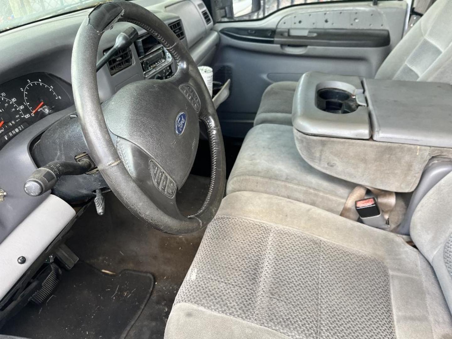 2001 GRAY FORD F-250 SD XL Crew Cab Short Bed 2WD (1FTNW20S11E) with an 6.8L V10 SOHC 20V engine, AUTOMATIC transmission, located at 2303 West Mt. Houston, Houston, 77038, (281) 507-3956, 29.771597, -95.339569 - Photo#2