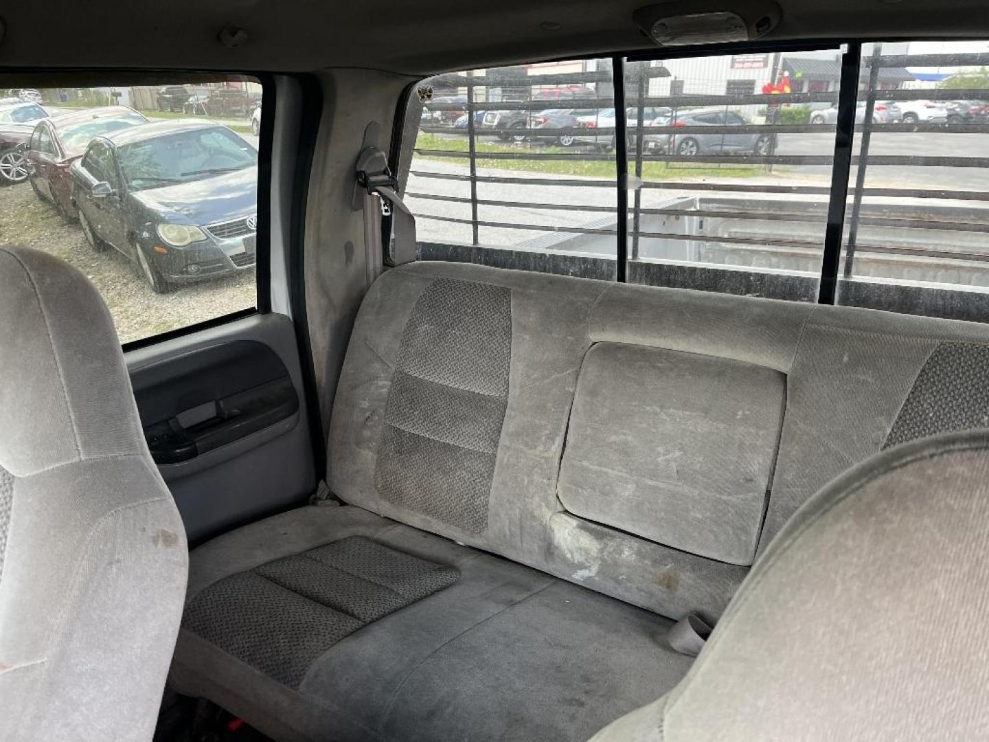 2001 GRAY FORD F-250 SD XL Crew Cab Short Bed 2WD (1FTNW20S11E) with an 6.8L V10 SOHC 20V engine, AUTOMATIC transmission, located at 2303 West Mt. Houston, Houston, 77038, (281) 507-3956, 29.771597, -95.339569 - Photo#4