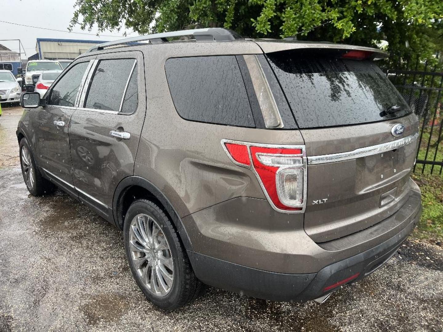 2015 GRAY FORD EXPLORER XLT FWD (1FM5K7D83FG) with an 3.5L V6 DOHC 24V engine, AUTOMATIC transmission, located at 2303 West Mt. Houston, Houston, 77038, (281) 507-3956, 29.771597, -95.339569 - Photo#1