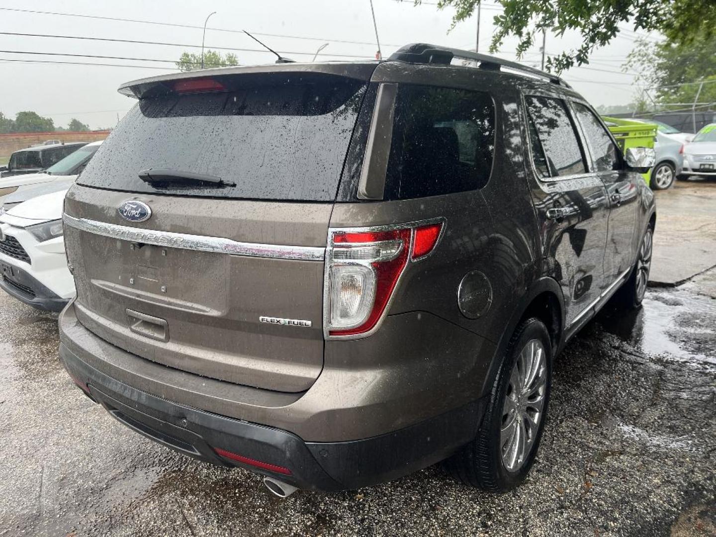 2015 GRAY FORD EXPLORER XLT FWD (1FM5K7D83FG) with an 3.5L V6 DOHC 24V engine, AUTOMATIC transmission, located at 2303 West Mt. Houston, Houston, 77038, (281) 507-3956, 29.771597, -95.339569 - Photo#4
