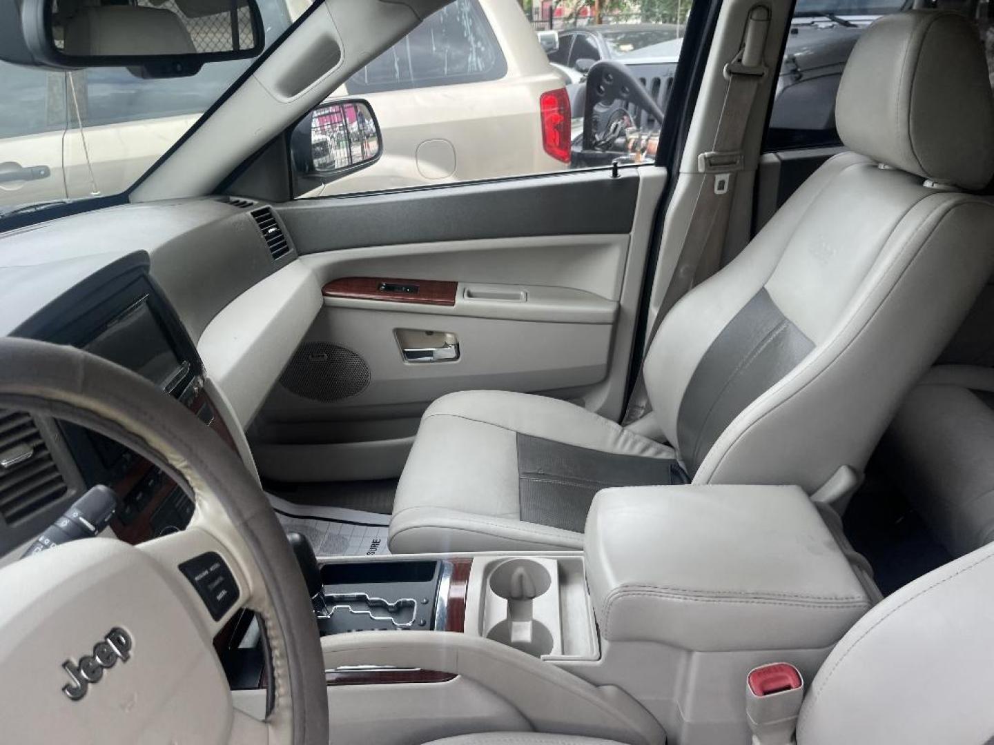 2007 BLACK JEEP GRAND CHEROKEE Limited 2WD (1J8HS58217C) with an 5.7L V8 OHV 16V engine, AUTOMATIC transmission, located at 2303 West Mt. Houston, Houston, 77038, (281) 507-3956, 29.771597, -95.339569 - Photo#2