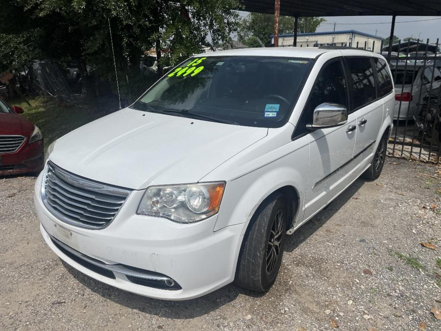 2015 WHITE CHRYSLER TOWN and COUNTRY Touring-L (2C4RC1CG8FR) with an 3.6L V6 DOHC 24V engine, AUTOMATIC transmission, located at 2303 West Mt. Houston, Houston, 77038, (281) 507-3956, 29.771597, -95.339569 - Photo#0