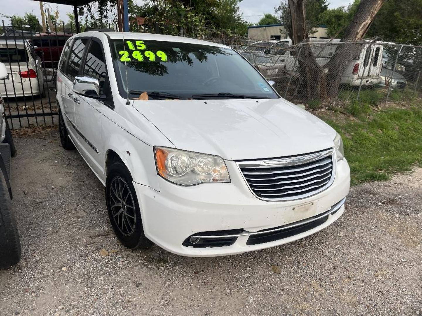 2015 WHITE CHRYSLER TOWN and COUNTRY Touring-L (2C4RC1CG8FR) with an 3.6L V6 DOHC 24V engine, AUTOMATIC transmission, located at 2303 West Mt. Houston, Houston, 77038, (281) 507-3956, 29.771597, -95.339569 - Photo#3