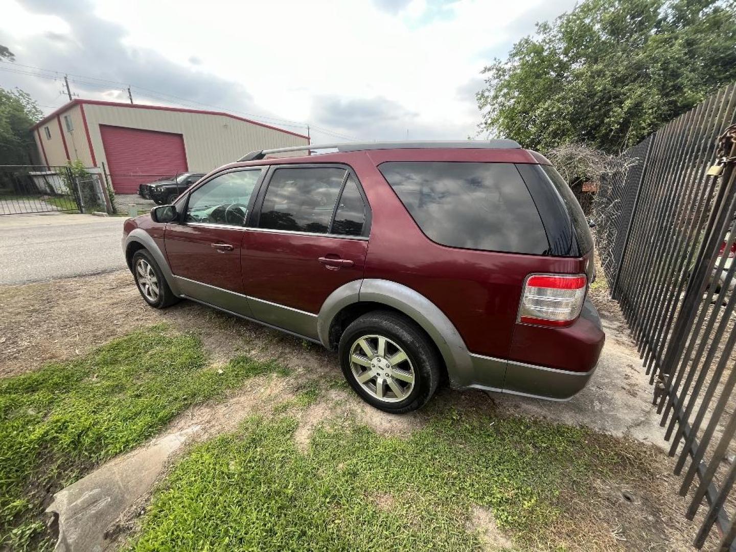 2008 RED FORD TAURUS X SEL FWD (1FMDK02W58G) with an 3.5L V6 DOHC 24V engine, AUTOMATIC transmission, located at 2303 West Mt. Houston, Houston, 77038, (281) 507-3956, 29.771597, -95.339569 - Photo#1