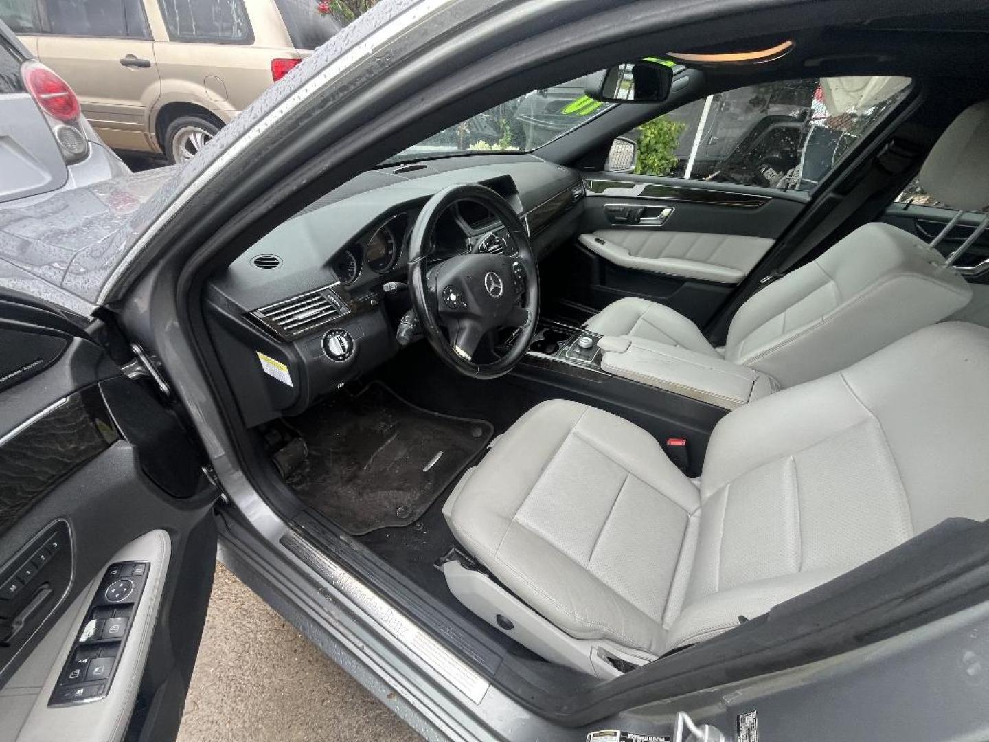 2010 GRAY MERCEDES E-CLASS E350 Sedan (WDDHF5GB5AA) with an 3.5L V6 DOHC 24V engine, AUTOMATIC transmission, located at 2303 West Mt. Houston, Houston, 77038, (281) 507-3956, 29.771597, -95.339569 - Photo#3