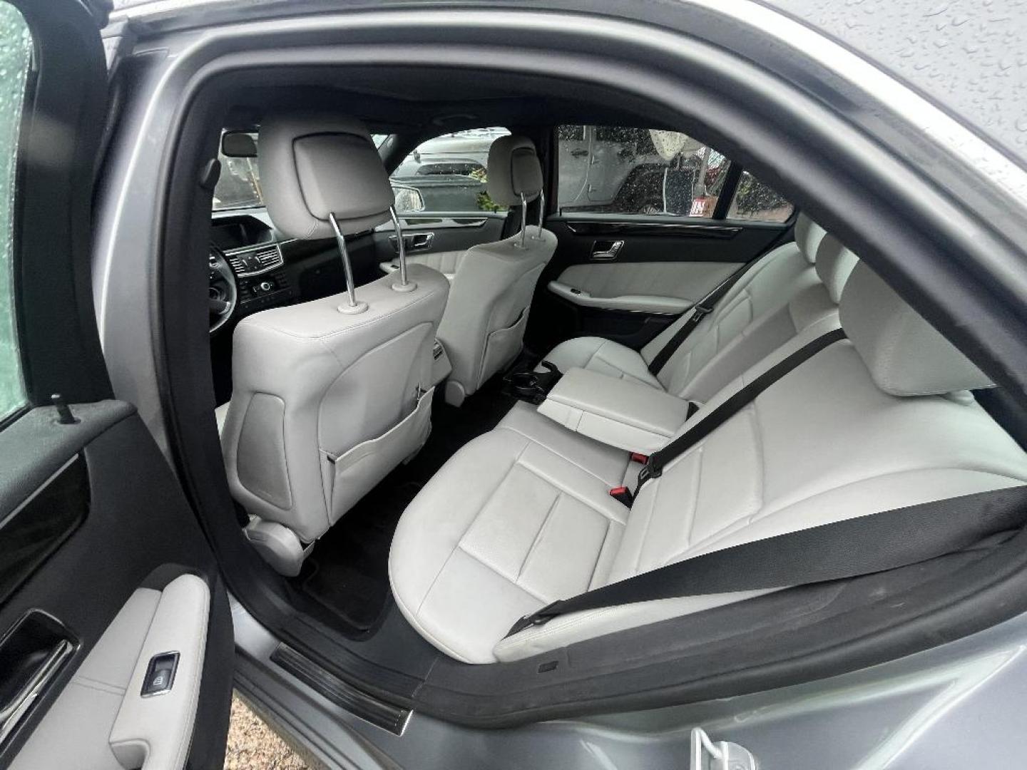 2010 GRAY MERCEDES E-CLASS E350 Sedan (WDDHF5GB5AA) with an 3.5L V6 DOHC 24V engine, AUTOMATIC transmission, located at 2303 West Mt. Houston, Houston, 77038, (281) 507-3956, 29.771597, -95.339569 - Photo#4