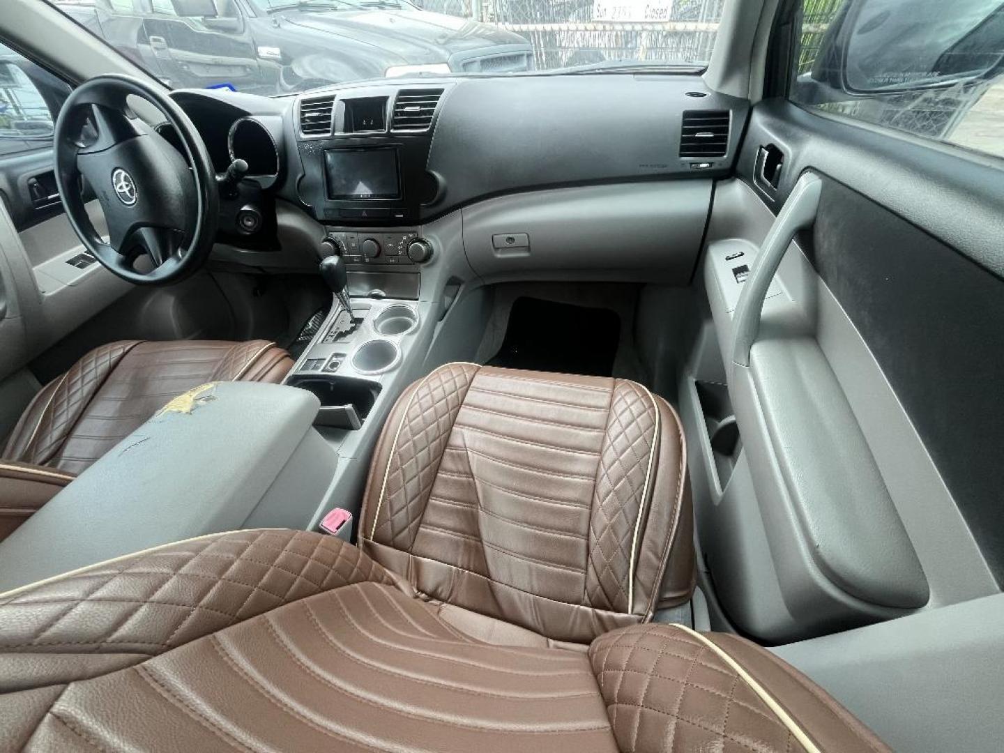2009 GRAY TOYOTA HIGHLANDER Base 2WD (JTEDS41A492) with an 3.5L V6 DOHC 24V engine, AUTOMATIC transmission, located at 2303 West Mt. Houston, Houston, 77038, (281) 507-3956, 29.771597, -95.339569 - Photo#1