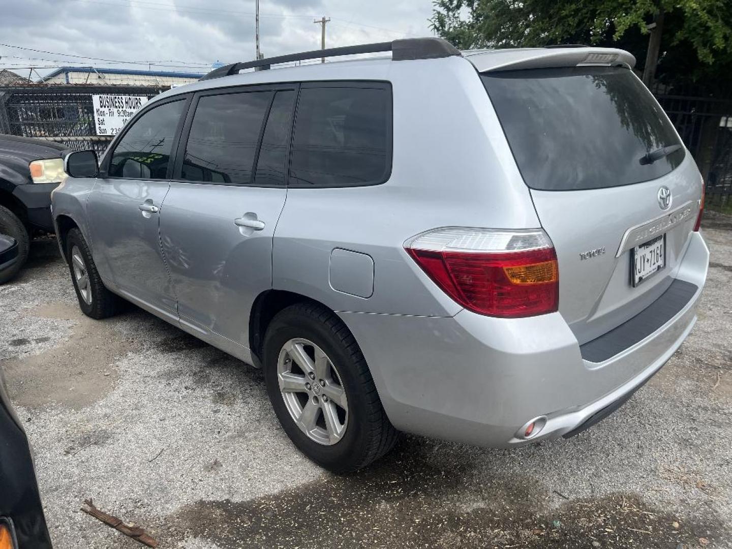 2009 GRAY TOYOTA HIGHLANDER Base 2WD (JTEDS41A492) with an 3.5L V6 DOHC 24V engine, AUTOMATIC transmission, located at 2303 West Mt. Houston, Houston, 77038, (281) 507-3956, 29.771597, -95.339569 - Photo#2