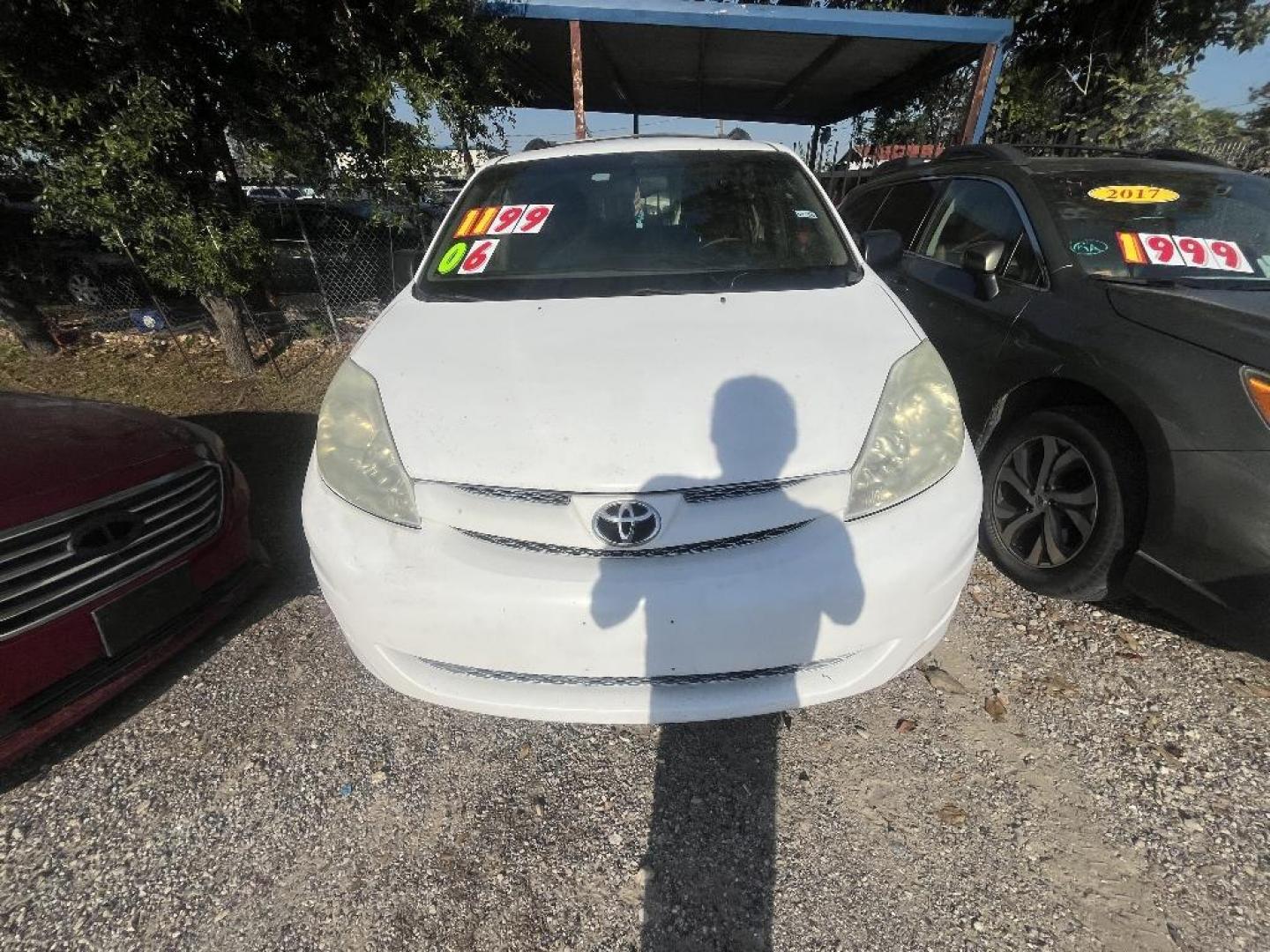 2006 WHITE TOYOTA SIENNA LE 7-Passenger (5TDZA23C86S) with an 3.3L V6 DOHC 24V engine, AUTOMATIC transmission, located at 2303 West Mt. Houston, Houston, 77038, (281) 507-3956, 29.771597, -95.339569 - Photo#3
