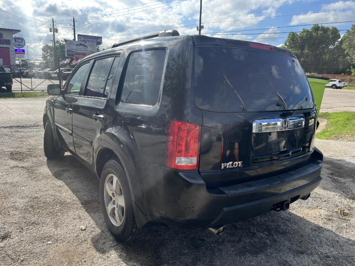 2011 BLUE HONDA PILOT EX-L 2WD 5-Spd AT with Navigation (5FNYF3H76BB) with an 3.5L V6 SOHC 24V engine, AUTOMATIC transmission, located at 2303 West Mt. Houston, Houston, 77038, (281) 507-3956, 29.771597, -95.339569 - Photo#3