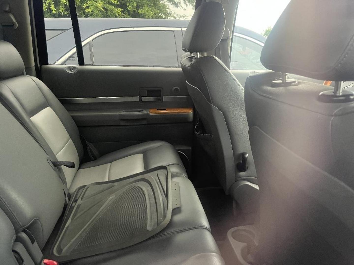 2008 GRAY CHRYSLER ASPEN Limited 2WD (1A8HX58NX8F) with an 4.7L V8 SOHC 16V engine, AUTOMATIC transmission, located at 2303 West Mt. Houston, Houston, 77038, (281) 507-3956, 29.771597, -95.339569 - Photo#4