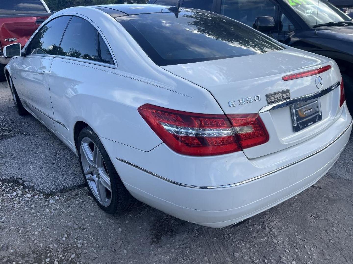 2012 WHITE MERCEDES-BENZ E-CLASS E350 Coupe (WDDKJ5KB2CF) with an 3.5L V6 DOHC 24V engine, AUTOMATIC transmission, located at 2303 West Mt. Houston, Houston, 77038, (281) 507-3956, 29.771597, -95.339569 - Photo#5