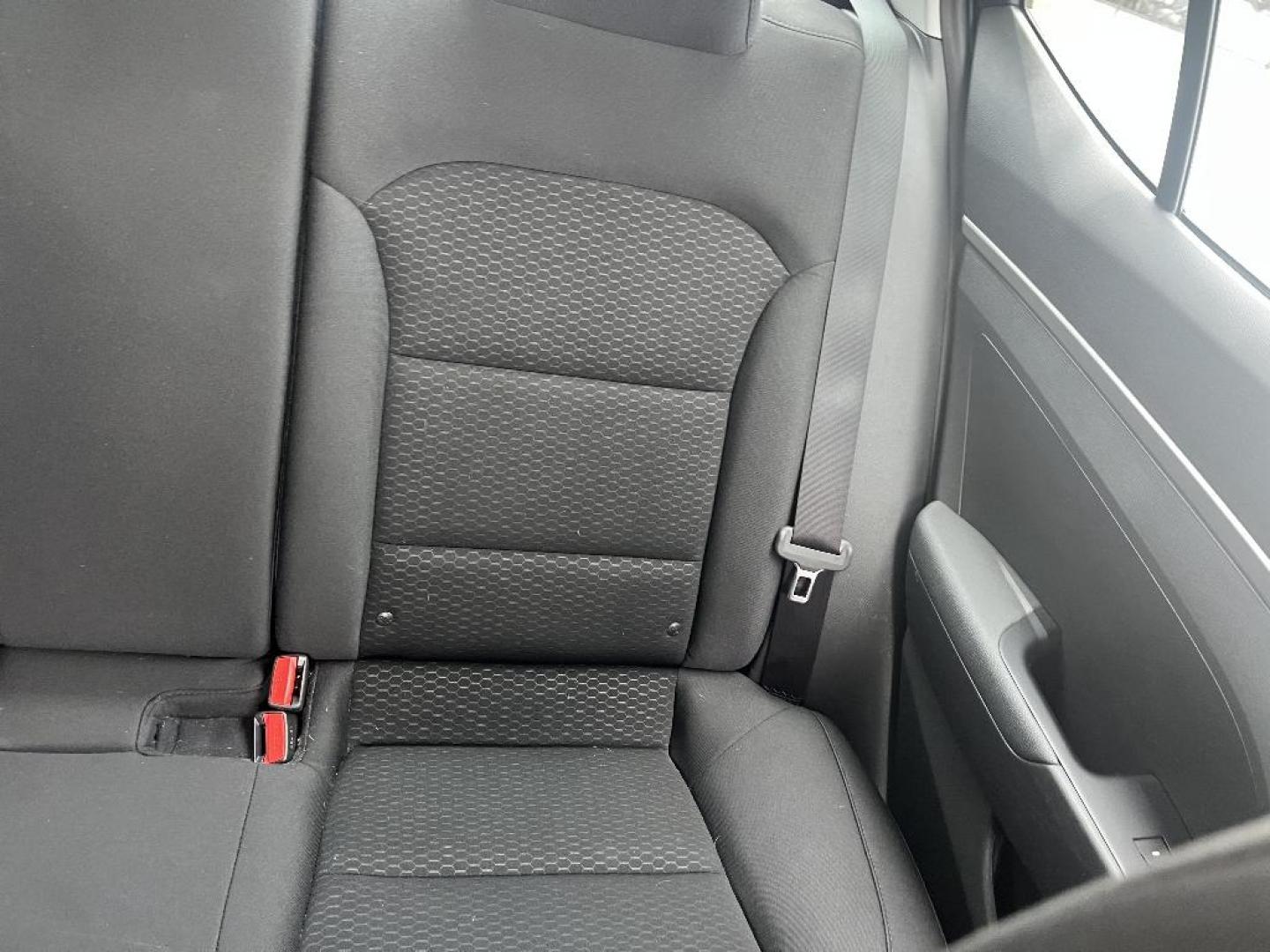 2019 GRAY HYUNDAI ELANTRA SE 6AT (5NPD74LF3KH) with an 1.8L L4 DOHC 16V engine, AUTOMATIC transmission, located at 2303 West Mt. Houston, Houston, 77038, (281) 507-3956, 29.771597, -95.339569 - Photo#4