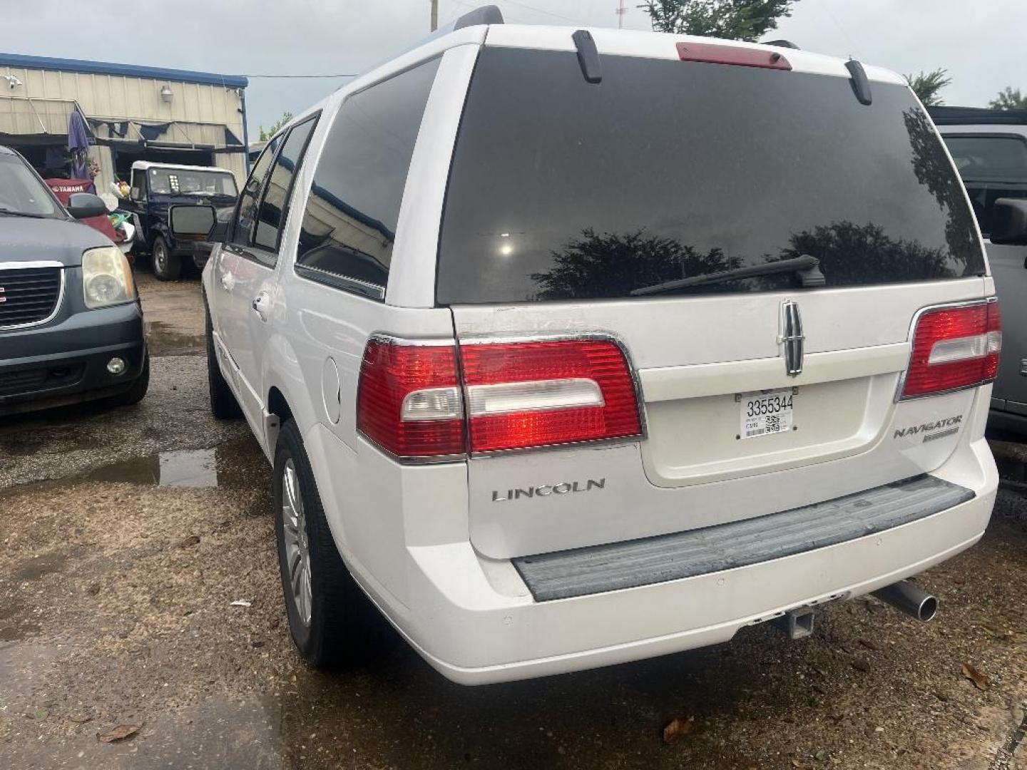 2010 WHITE LINCOLN NAVIGATOR 2WD (5LMJJ2H54AE) with an 5.4L V8 SOHC 24V engine, AUTOMATIC transmission, located at 2303 West Mt. Houston, Houston, 77038, (281) 507-3956, 29.771597, -95.339569 - Photo#4