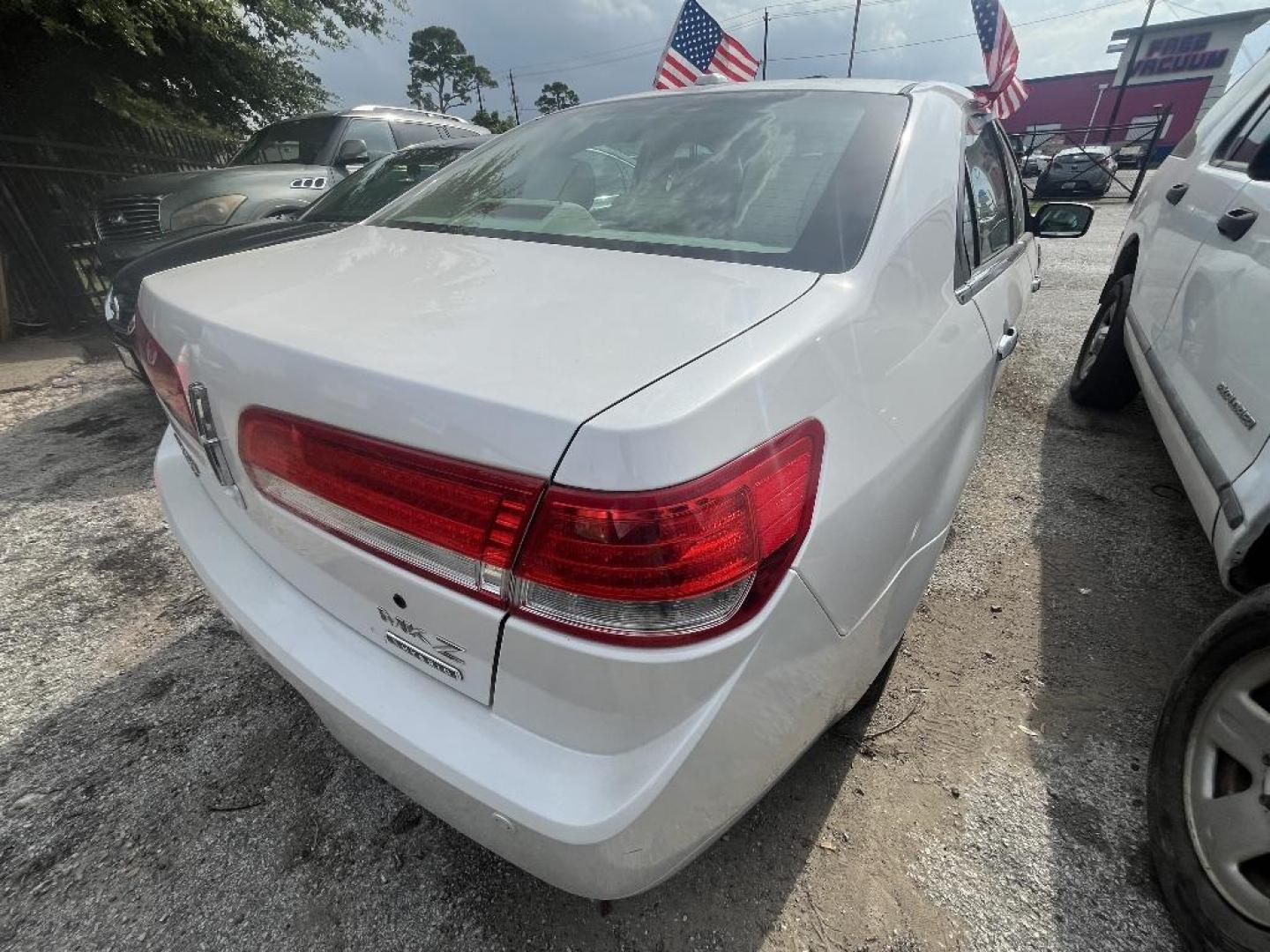 2011 WHITE LINCOLN MKZ HYBRID Sedan (3LNDL2L32BR) with an 2.5L L4 DOHC 16V HYBRID engine, AUTOMATIC transmission, located at 2303 West Mt. Houston, Houston, 77038, (281) 507-3956, 29.771597, -95.339569 - Photo#4