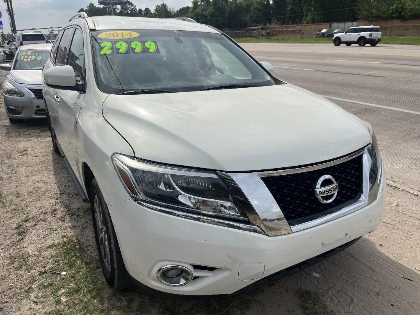 2014 WHITE NISSAN PATHFINDER S 2WD (5N1AR2MN5EC) with an 3.5L V6 DOHC 24V engine, AUTOMATIC transmission, located at 2303 West Mt. Houston, Houston, 77038, (281) 507-3956, 29.771597, -95.339569 - Photo#1