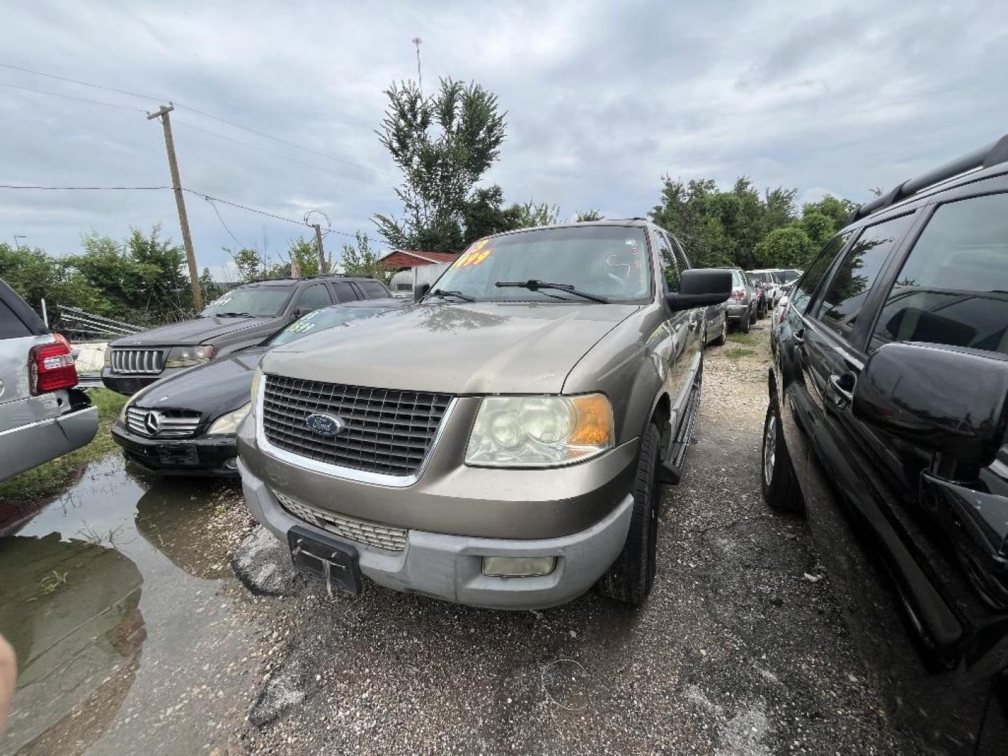 2003 BROWN FORD EXPEDITION XLT Value 4.6L 2WD (1FMRU15W43L) with an 4.6L V8 SOHC 16V engine, AUTOMATIC transmission, located at 2303 West Mt. Houston, Houston, 77038, (281) 507-3956, 29.771597, -95.339569 - Photo#1