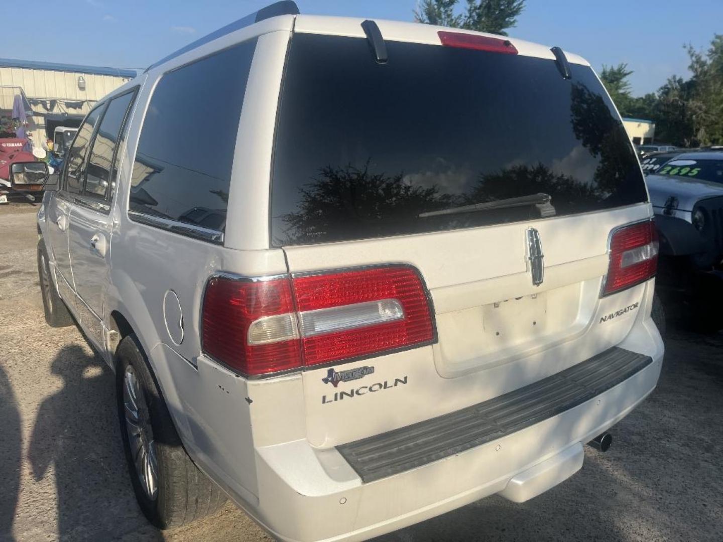 2013 WHITE LINCOLN NAVIGATOR 4WD (5LMJJ2J56DE) with an 5.4L V8 SOHC 24V engine, AUTOMATIC transmission, located at 2303 West Mt. Houston, Houston, 77038, (281) 507-3956, 29.771597, -95.339569- Photo#1