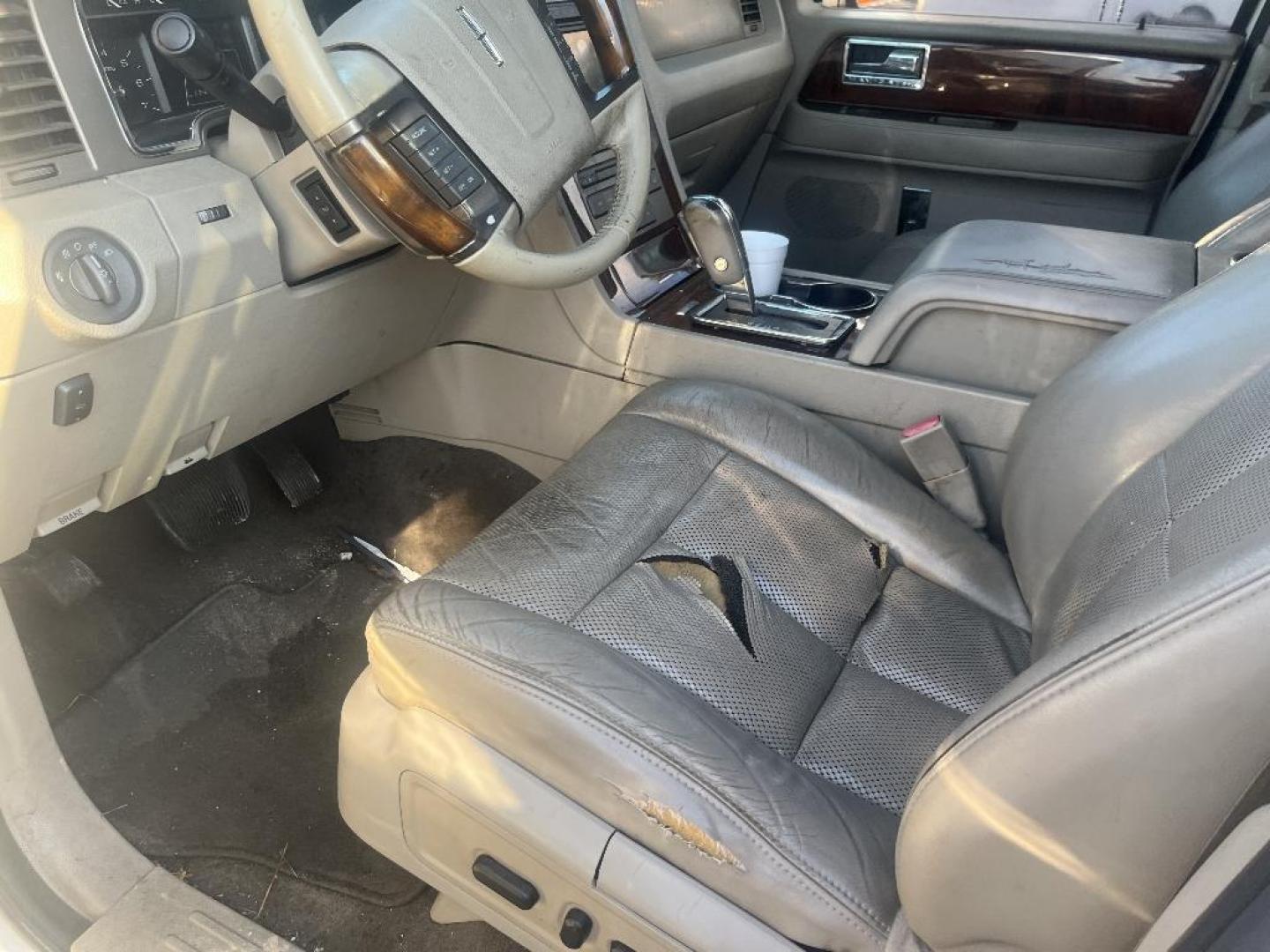 2013 WHITE LINCOLN NAVIGATOR 4WD (5LMJJ2J56DE) with an 5.4L V8 SOHC 24V engine, AUTOMATIC transmission, located at 2303 West Mt. Houston, Houston, 77038, (281) 507-3956, 29.771597, -95.339569- Photo#2