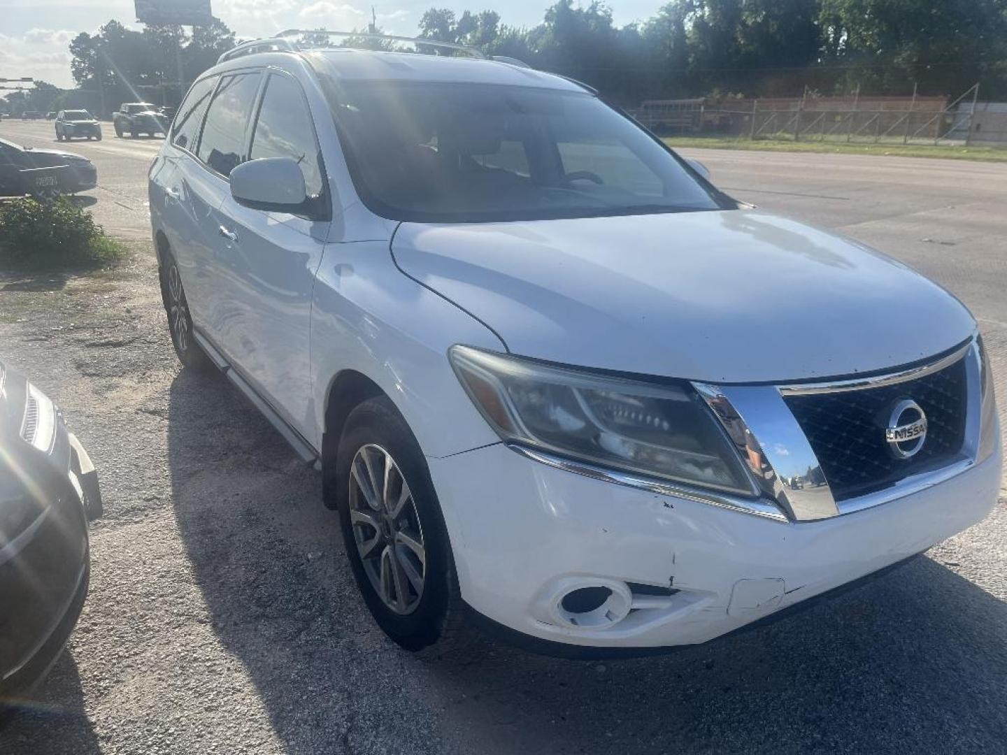 2015 WHITE NISSAN PATHFINDER S 2WD (5N1AR2MN2FC) with an 3.5L V6 DOHC 24V engine, AUTOMATIC transmission, located at 2303 West Mt. Houston, Houston, 77038, (281) 507-3956, 29.771597, -95.339569 - Photo#0