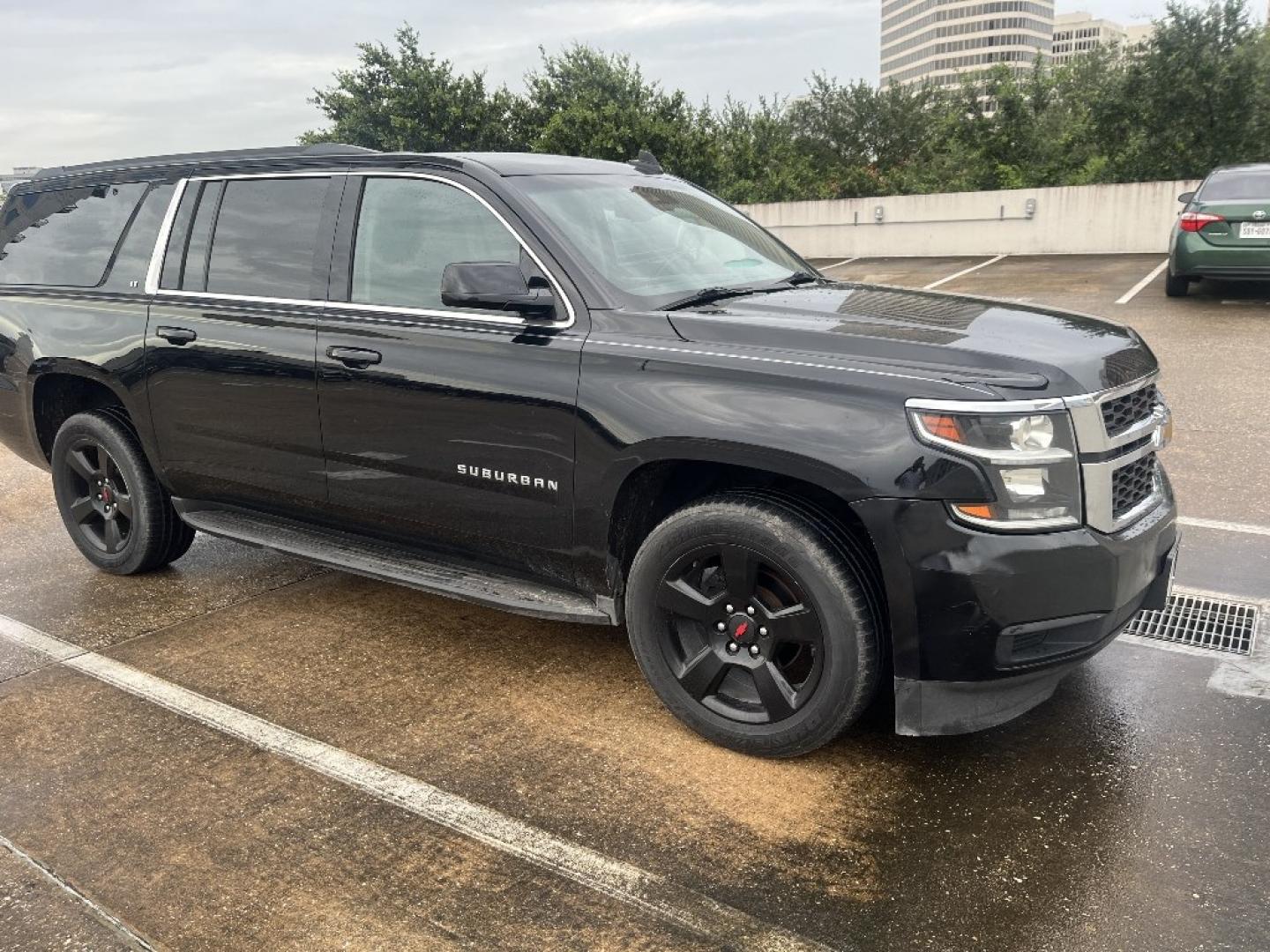2020 BLACK CHEVROLET SUBURBAN LT 4WD (1GNSKHKC1LR) with an 5.3L V8 OHV 16V engine, AUTOMATIC transmission, located at 2303 West Mt. Houston, Houston, 77038, (281) 507-3956, 29.771597, -95.339569- Photo#3