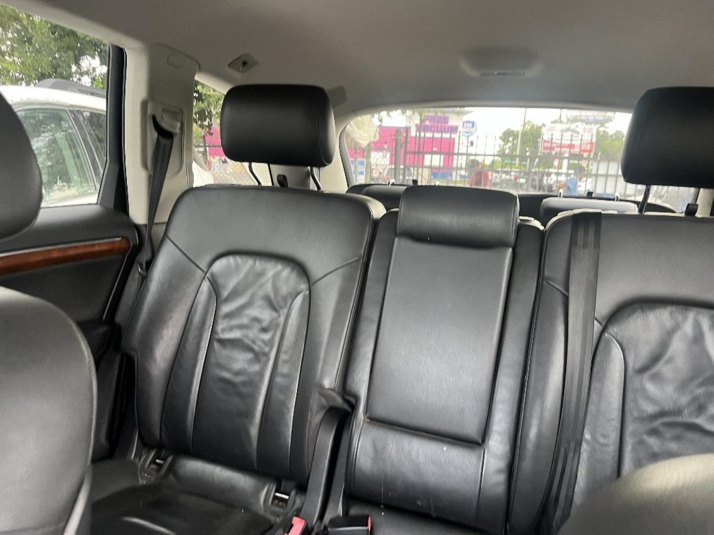 2007 SILVER /BLACK AUDI Q7 3.6 quattro Premium (WA1BY74L27D) with an 3.6L V6 DOHC 24V engine, AUTOMATIC transmission, located at 2303 West Mt. Houston, Houston, 77038, (281) 507-3956, 29.771597, -95.339569- Photo#2
