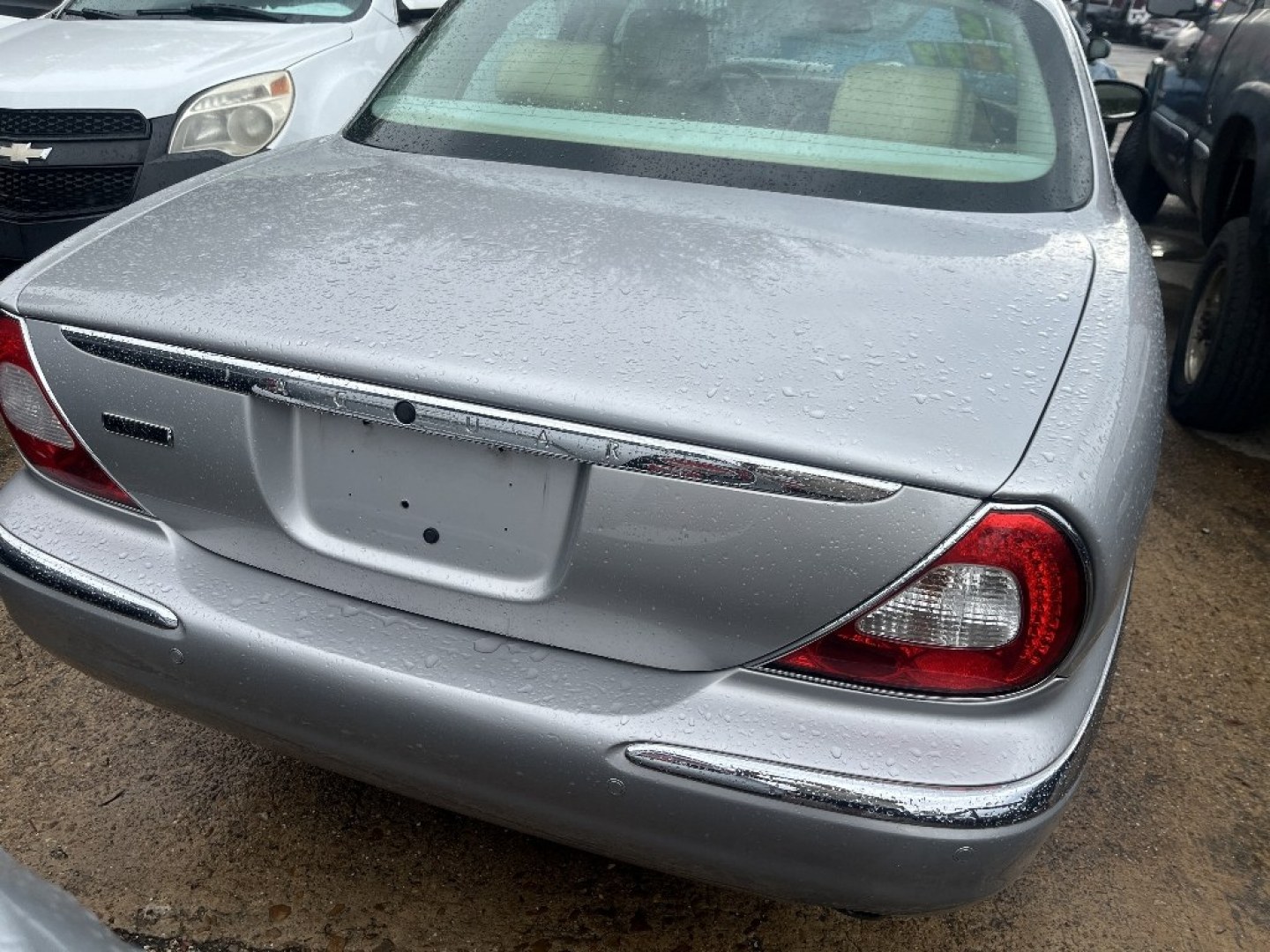 2006 TAN /TAN JAGU XJ-SERIES XJ8 (SAJWA71B26S) with an 4.2L V8 DOHC 32V engine, AUTOMATIC transmission, located at 2303 West Mt. Houston, Houston, 77038, (281) 507-3956, 29.771597, -95.339569- Photo#3