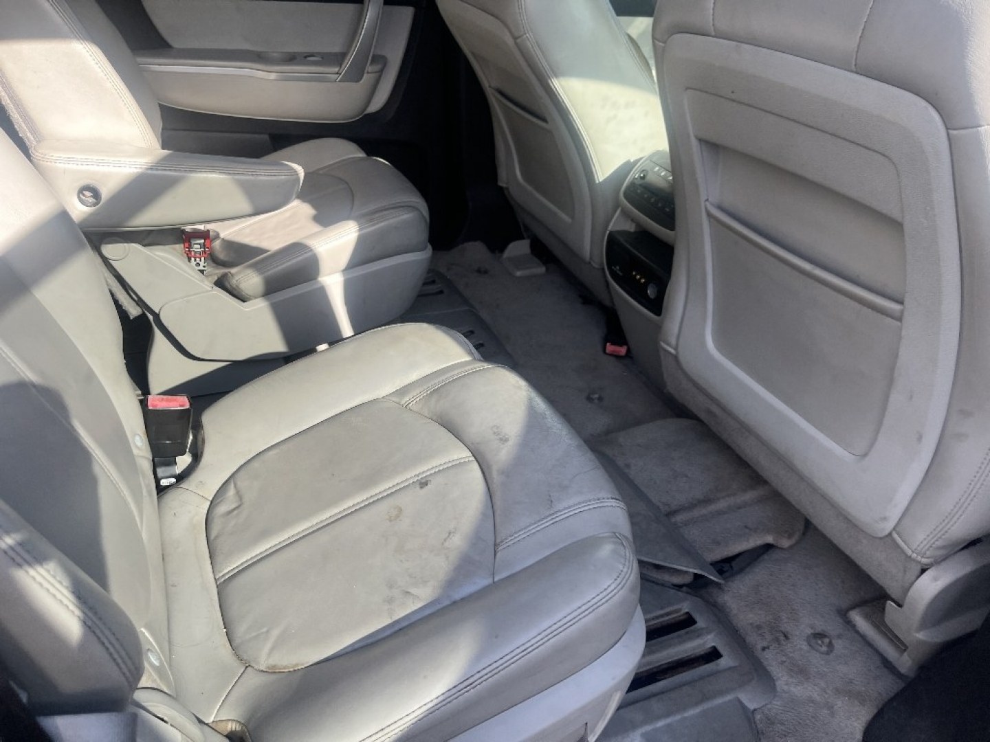 2011 SILVER /GRAY GMC ACADIA SLT-2 FWD (1GKKRSED4BJ) with an 3.6L V6 DOHC 24V engine, AUTOMATIC transmission, located at 2303 West Mt. Houston, Houston, 77038, (281) 507-3956, 29.771597, -95.339569- Photo#2