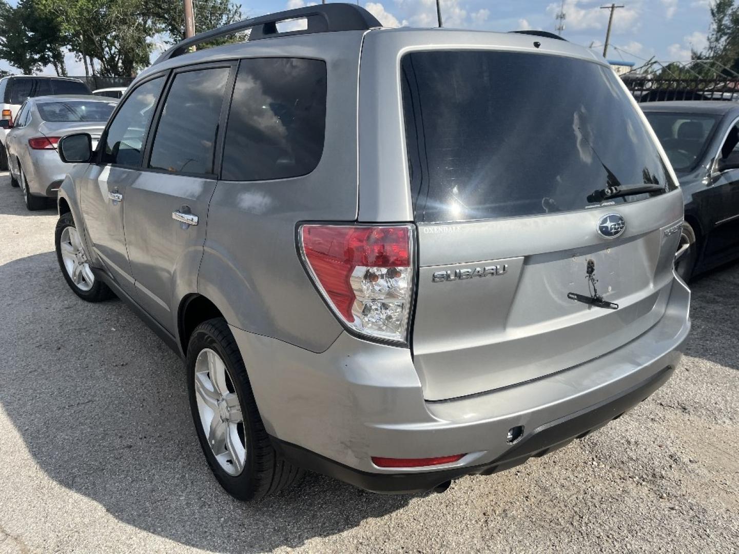 2009 GRAY /GRAY SUBARU FORESTER 2.5X Premium (JF2SH636X9H) with an 2.5L H4 SOHC 16V engine, AUTOMATIC transmission, located at 2303 West Mt. Houston, Houston, 77038, (281) 507-3956, 29.771597, -95.339569- Photo#1