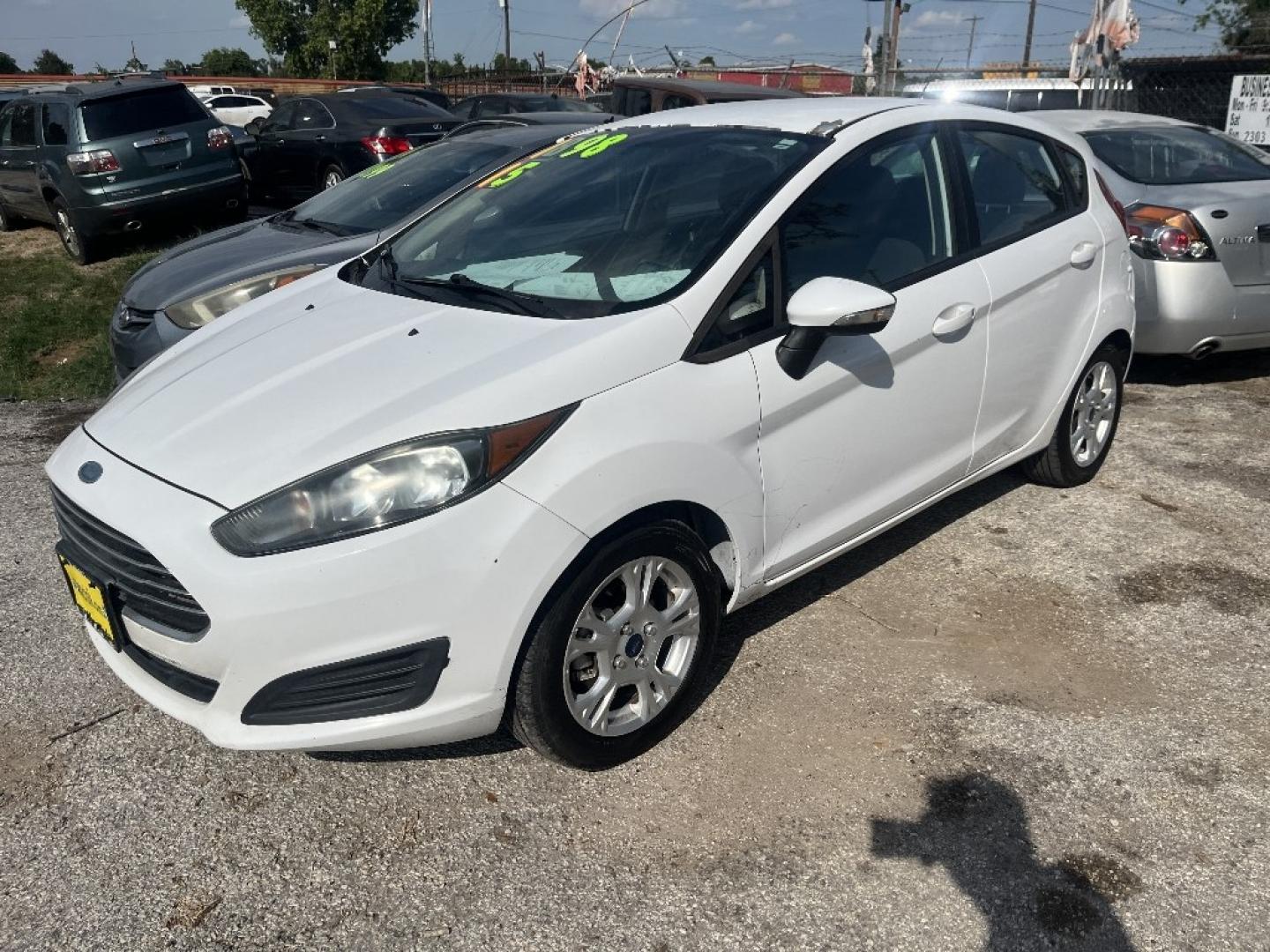 2015 WHITE /BLACK FORD FIESTA SE Hatchback (3FADP4EJ1FM) with an 1.6L L4 DOHC 16V engine, AUTOMATIC transmission, located at 2303 West Mt. Houston, Houston, 77038, (281) 507-3956, 29.771597, -95.339569- Photo#0