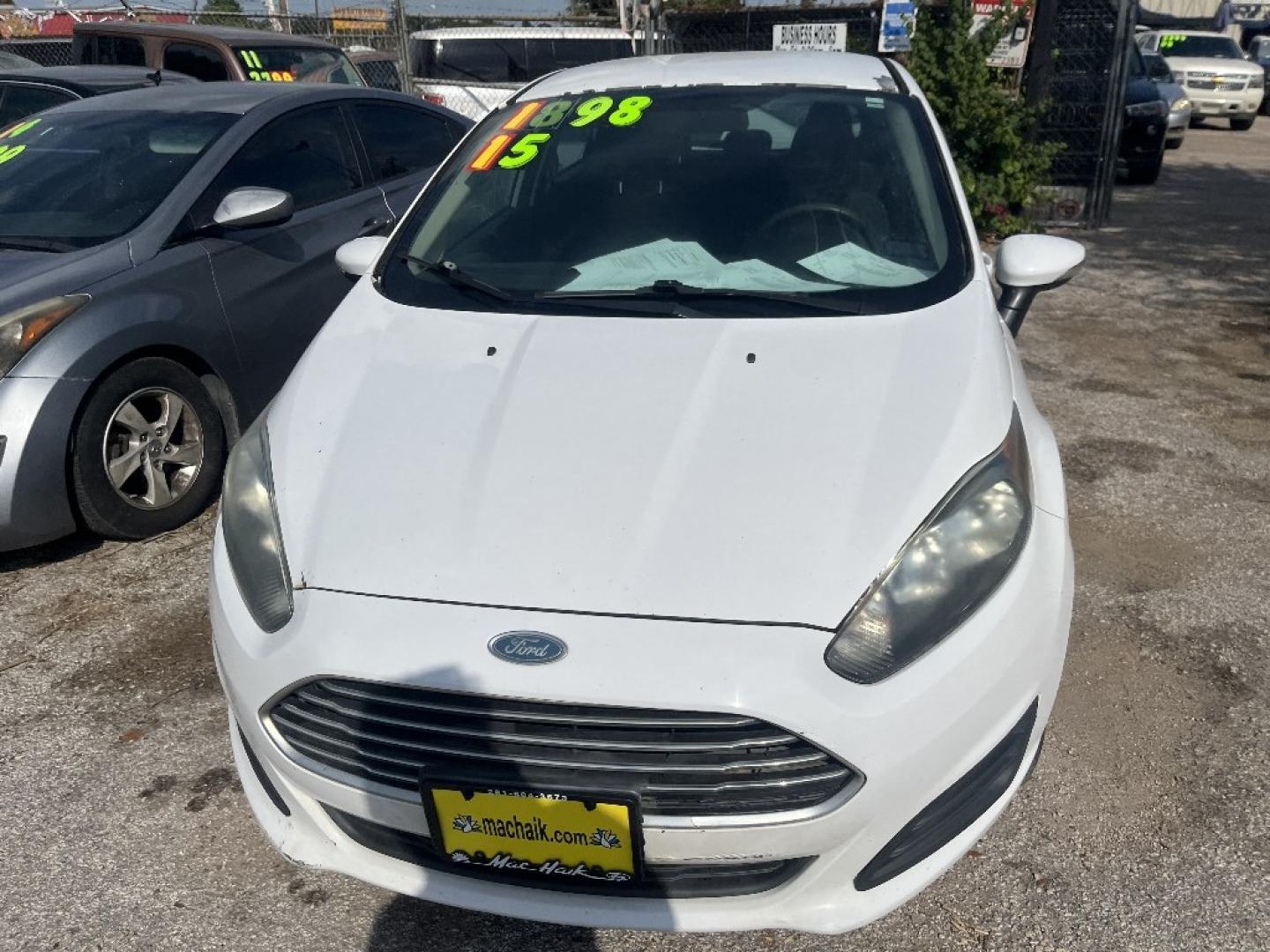 2015 WHITE /BLACK FORD FIESTA SE Hatchback (3FADP4EJ1FM) with an 1.6L L4 DOHC 16V engine, AUTOMATIC transmission, located at 2303 West Mt. Houston, Houston, 77038, (281) 507-3956, 29.771597, -95.339569- Photo#1