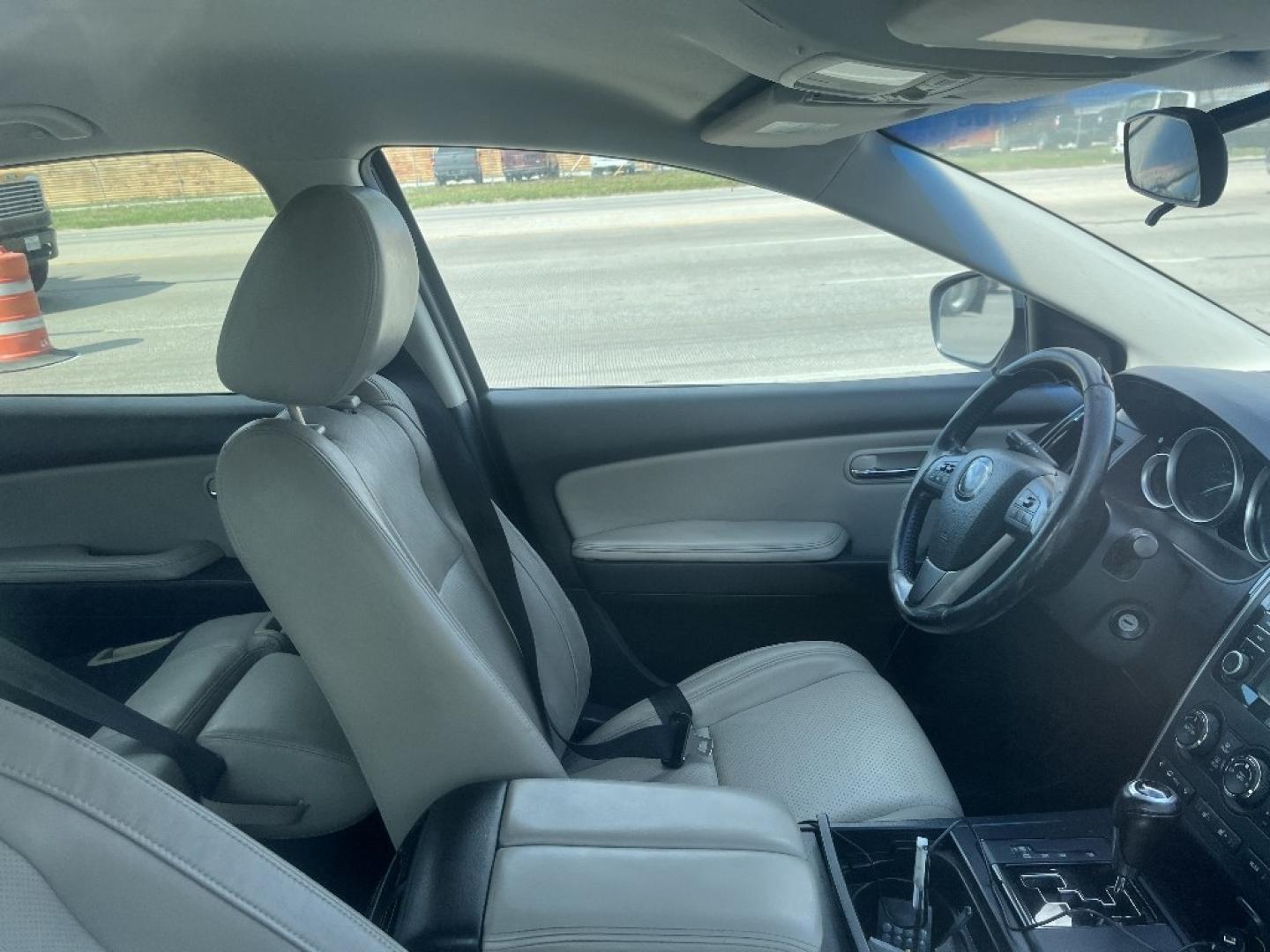 2015 RED /BLACK MAZDA CX-9 Touring (JM3TB2CA1F0) with an 3.7L V6 DOHC 24V engine, AUTOMATIC transmission, located at 2303 West Mt. Houston, Houston, 77038, (281) 507-3956, 29.771597, -95.339569- Photo#3
