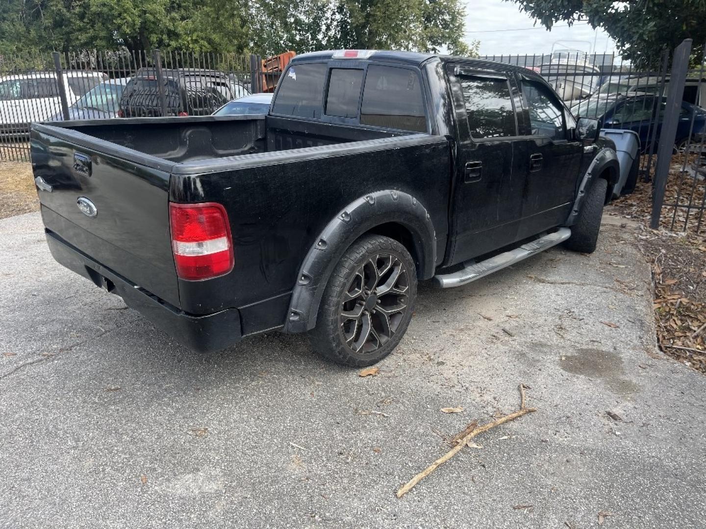 2005 BLACK FORD F-150 Lariat SuperCrew 2WD (1FTPW12535K) with an 5.4L V6 SOHC 16V engine, AUTOMATIC transmission, located at 2303 West Mt. Houston, Houston, 77038, (281) 507-3956, 29.771597, -95.339569- Photo#1