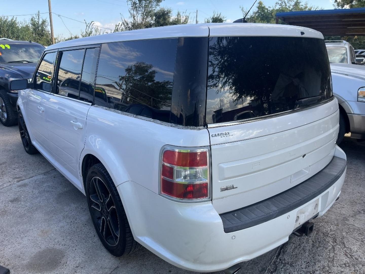 2014 WHITE /BLACK FORD FLEX SEL FWD (2FMGK5C83EB) with an 3.5L V6 DOHC 24V engine, AUTOMATIC transmission, located at 2303 West Mt. Houston, Houston, 77038, (281) 507-3956, 29.771597, -95.339569- Photo#1