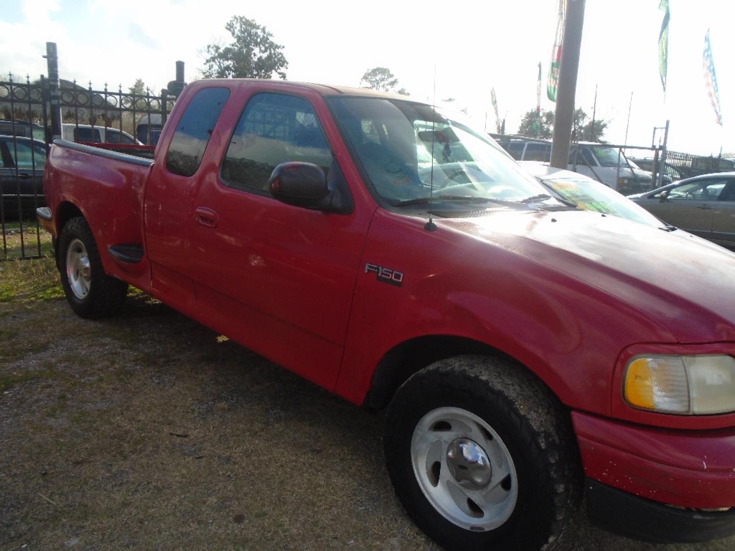 2000 RED FORD F-150 XL SuperCab Flareside 2WD (1FTZX0724YK) with an 4.2L V6 OHV 12V engine, AUTOMATIC transmission, located at 2303 West Mt. Houston, Houston, 77038, (281) 507-3956, 29.771597, -95.339569- Photo#4