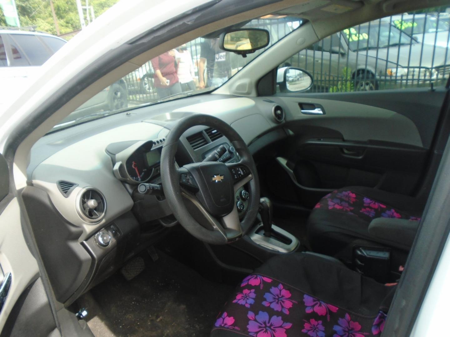 2012 WHITE CHEVROLET SONIC 2LT Sedan (1G1JC5SH9C4) with an 1.8L L4 DOHC 24V engine, AUTOMATIC transmission, located at 2303 West Mt. Houston, Houston, 77038, (281) 507-3956, 29.771597, -95.339569- Photo#6