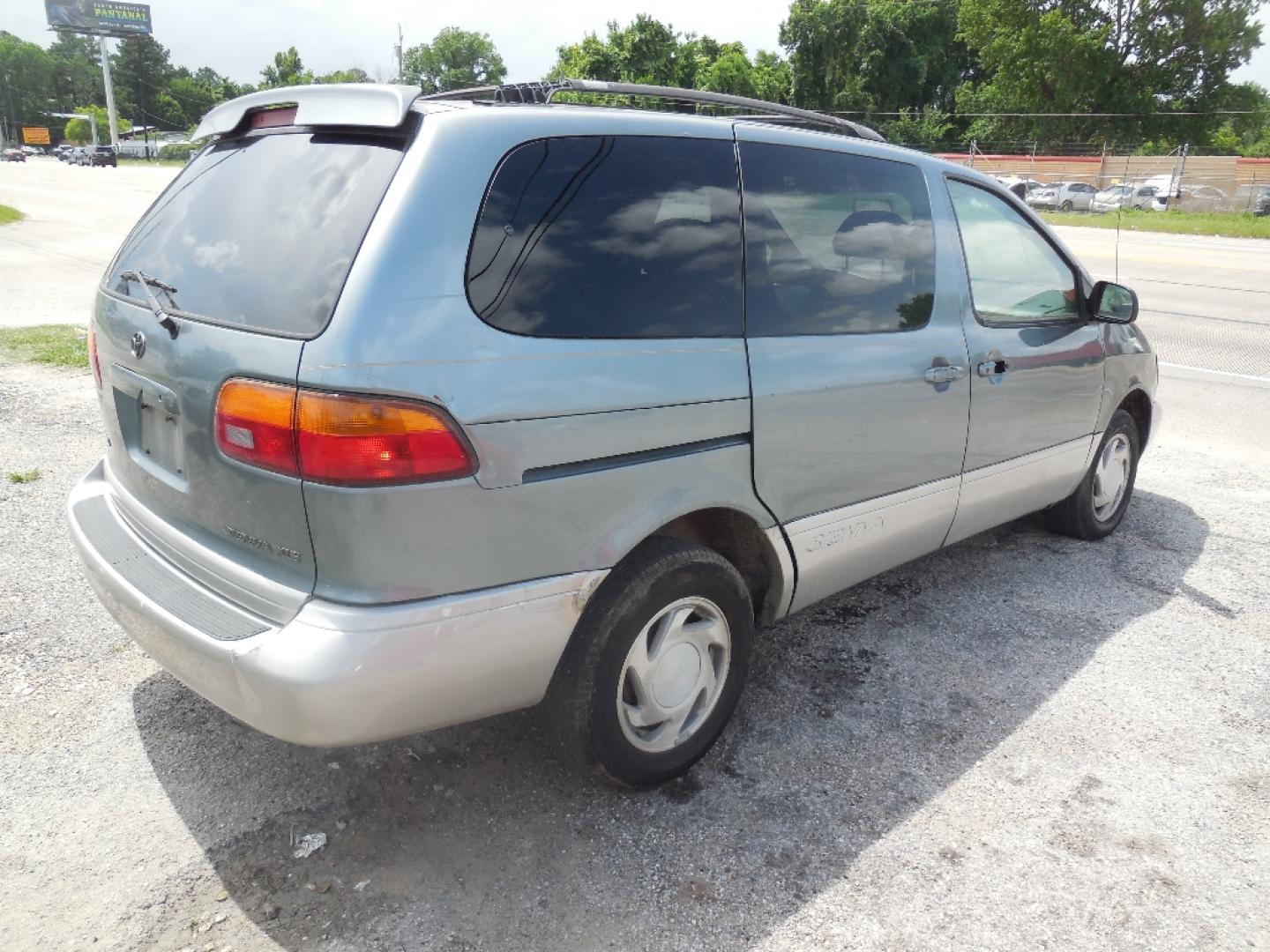 1999 SILVER TOYOTA SIENNA LE 4-Door (4T3ZF13C8XU) with an 3.0L V6 DOHC 24V engine, AUTOMATIC transmission, located at 2303 West Mt. Houston, Houston, 77038, (281) 507-3956, 29.771597, -95.339569- Photo#1