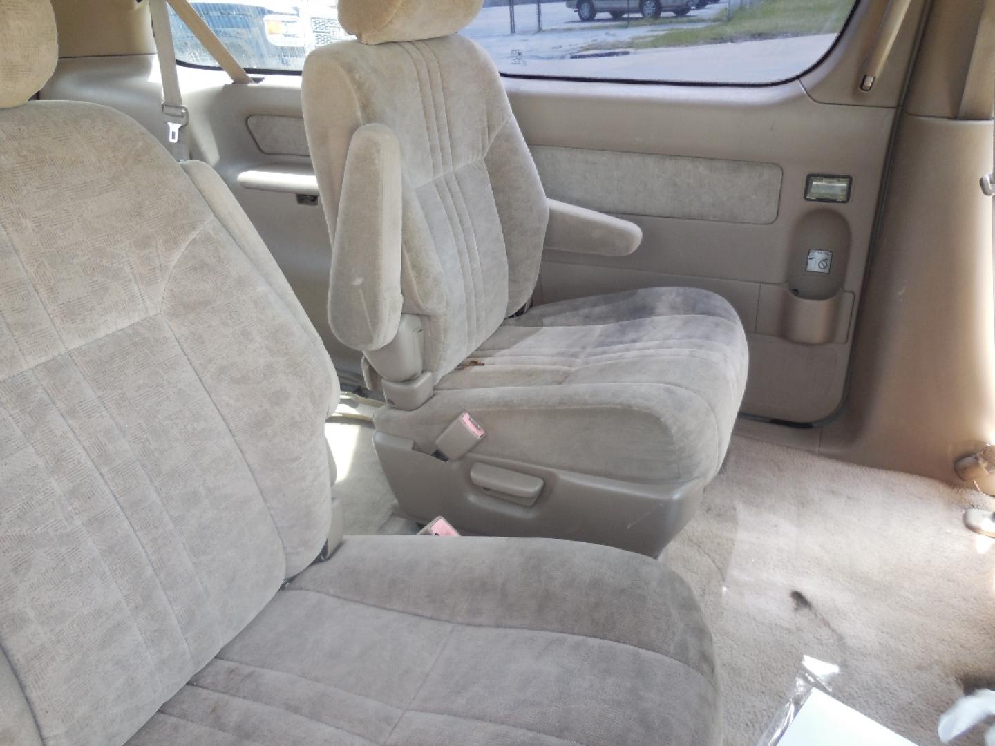 1999 SILVER TOYOTA SIENNA LE 4-Door (4T3ZF13C8XU) with an 3.0L V6 DOHC 24V engine, AUTOMATIC transmission, located at 2303 West Mt. Houston, Houston, 77038, (281) 507-3956, 29.771597, -95.339569- Photo#4