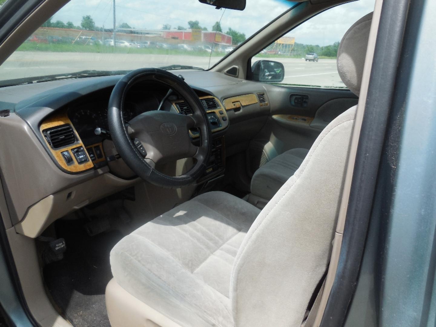 1999 SILVER TOYOTA SIENNA LE 4-Door (4T3ZF13C8XU) with an 3.0L V6 DOHC 24V engine, AUTOMATIC transmission, located at 2303 West Mt. Houston, Houston, 77038, (281) 507-3956, 29.771597, -95.339569- Photo#6