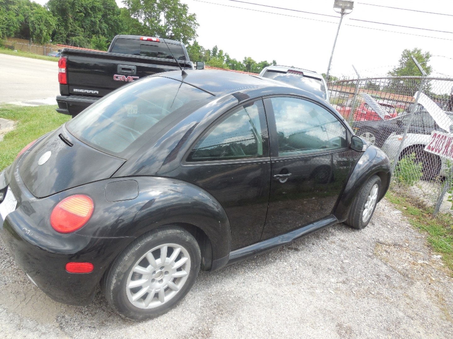 2005 BLACK VOLKSWAGEN NEW BEETLE GLS 2.0L (3VWCK31C25M) with an 2.0L L4 SOHC 8V engine, AUTOMATIC transmission, located at 2303 West Mt. Houston, Houston, 77038, (281) 507-3956, 29.771597, -95.339569- Photo#2