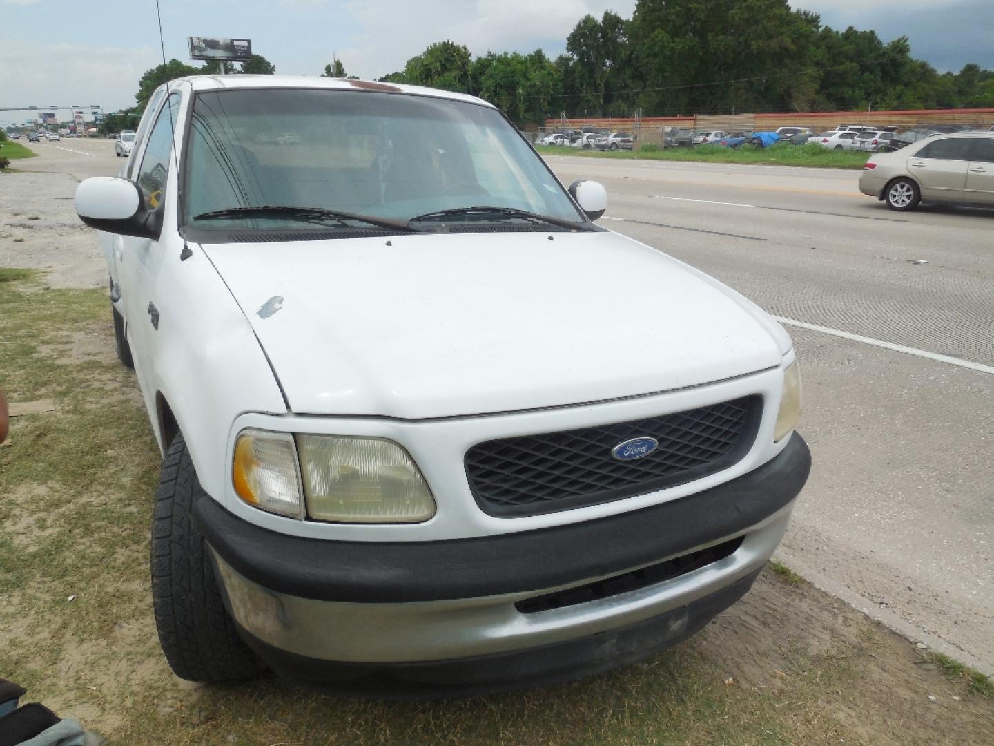 1997 WHITE FORD F-150 SuperCab Flareside Short Bed 2WD (1FTDX07W0VK) with an 4.6L V8 SOHC 16V engine, AUTOMATIC transmission, located at 2303 West Mt. Houston, Houston, 77038, (281) 507-3956, 29.771597, -95.339569- Photo#0