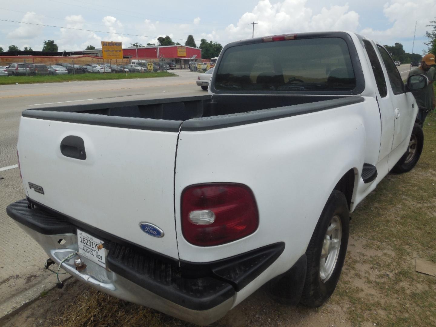 1997 WHITE FORD F-150 SuperCab Flareside Short Bed 2WD (1FTDX07W0VK) with an 4.6L V8 SOHC 16V engine, AUTOMATIC transmission, located at 2303 West Mt. Houston, Houston, 77038, (281) 507-3956, 29.771597, -95.339569- Photo#4
